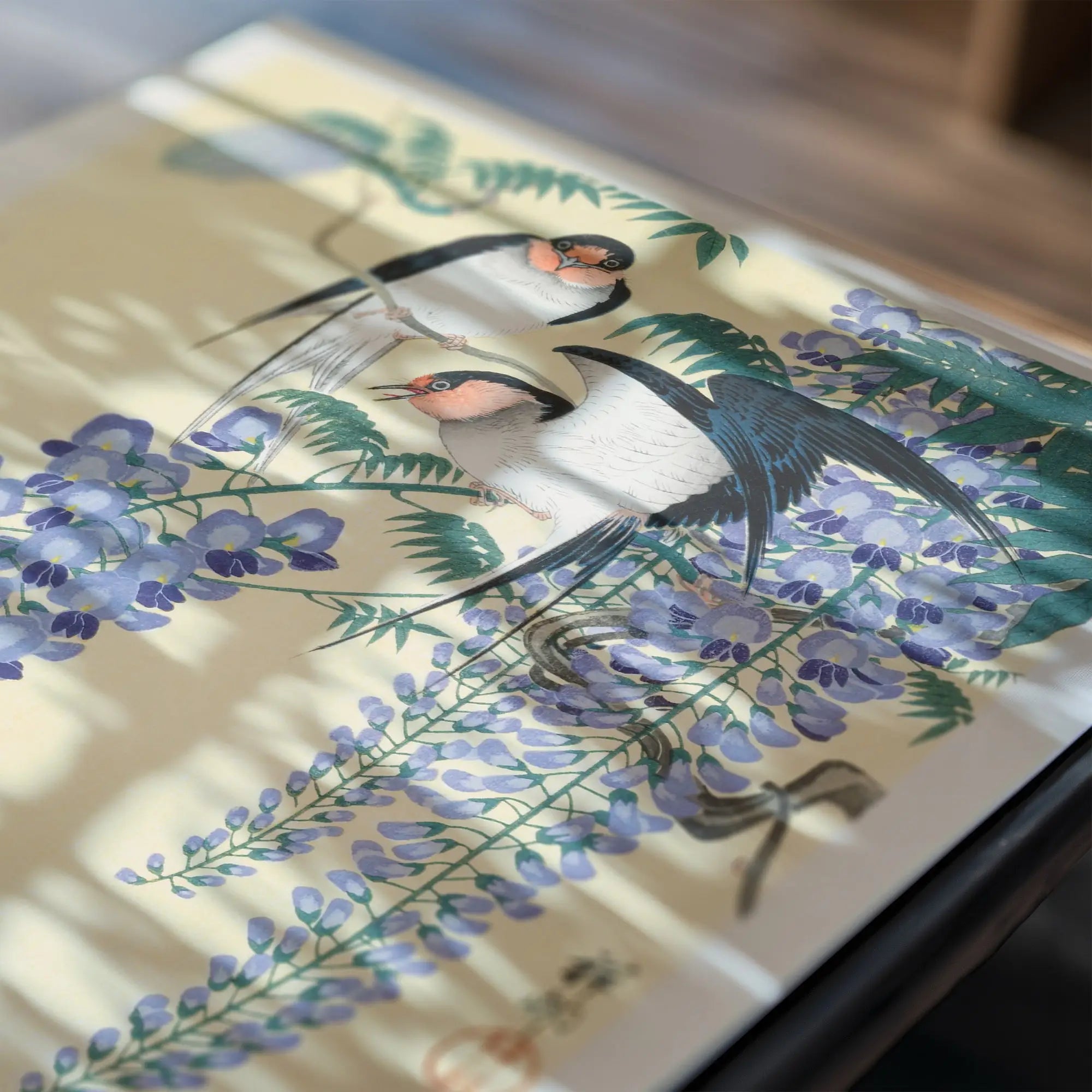 Swallows en Wisteria ontwerpen op de Ohara Kosons Zwaluwen en Wisteria Poster