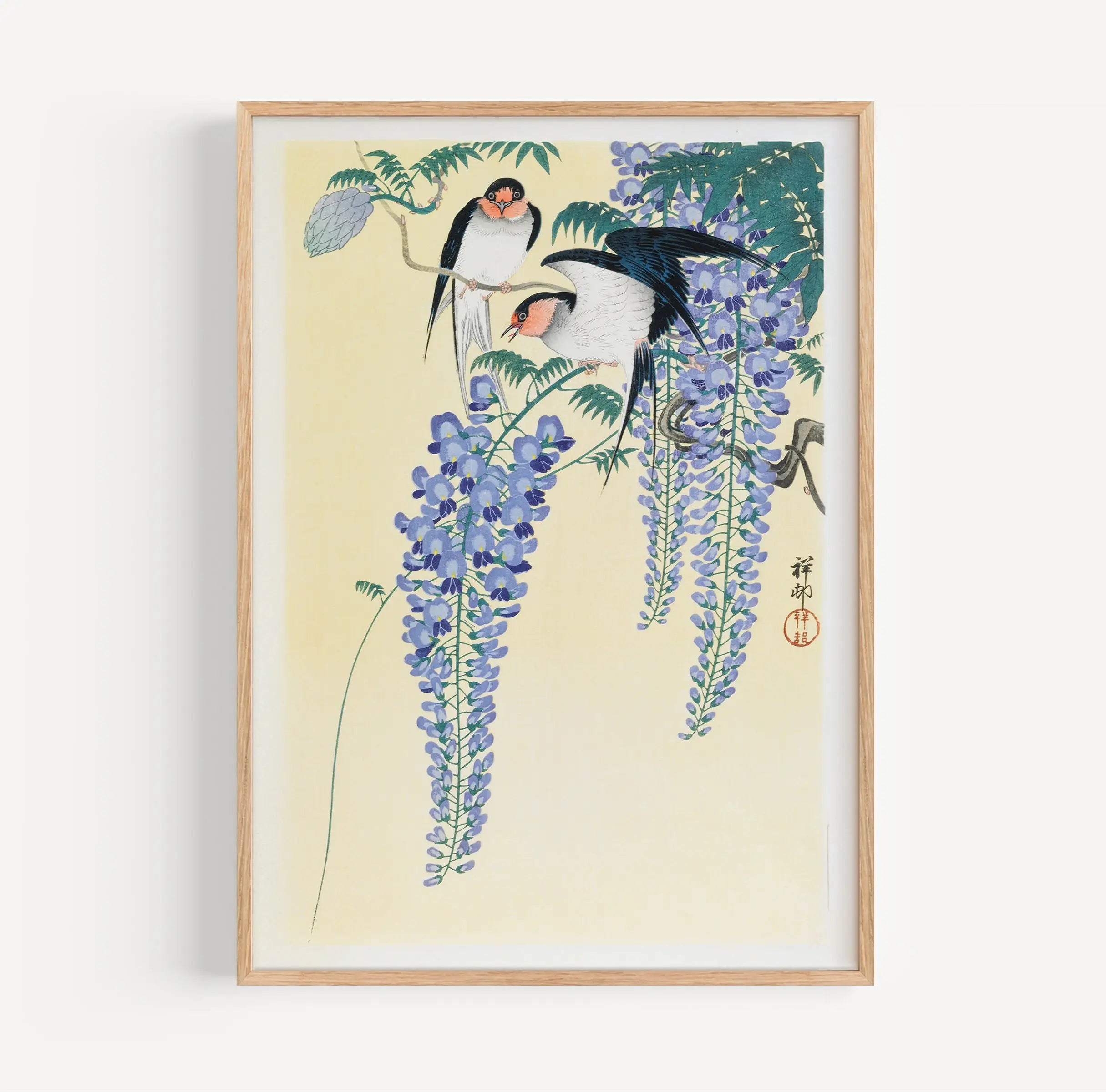 Gehangen Japanse kunstafdruk van Ohara Koson met zwaluwen en wisteria