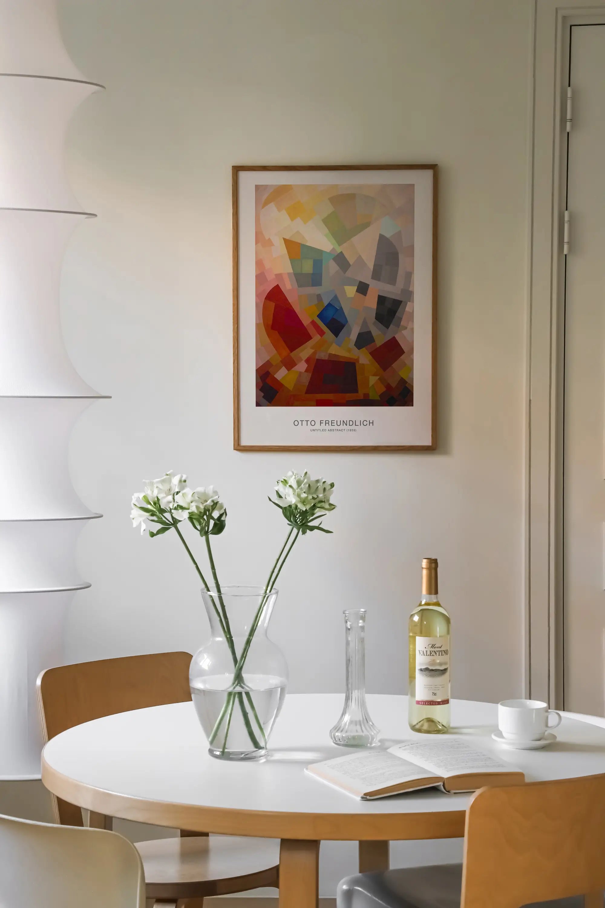 Ronde witte tafel met bloemen en wijn onder Otto Freundlich Abstract 2 Poster