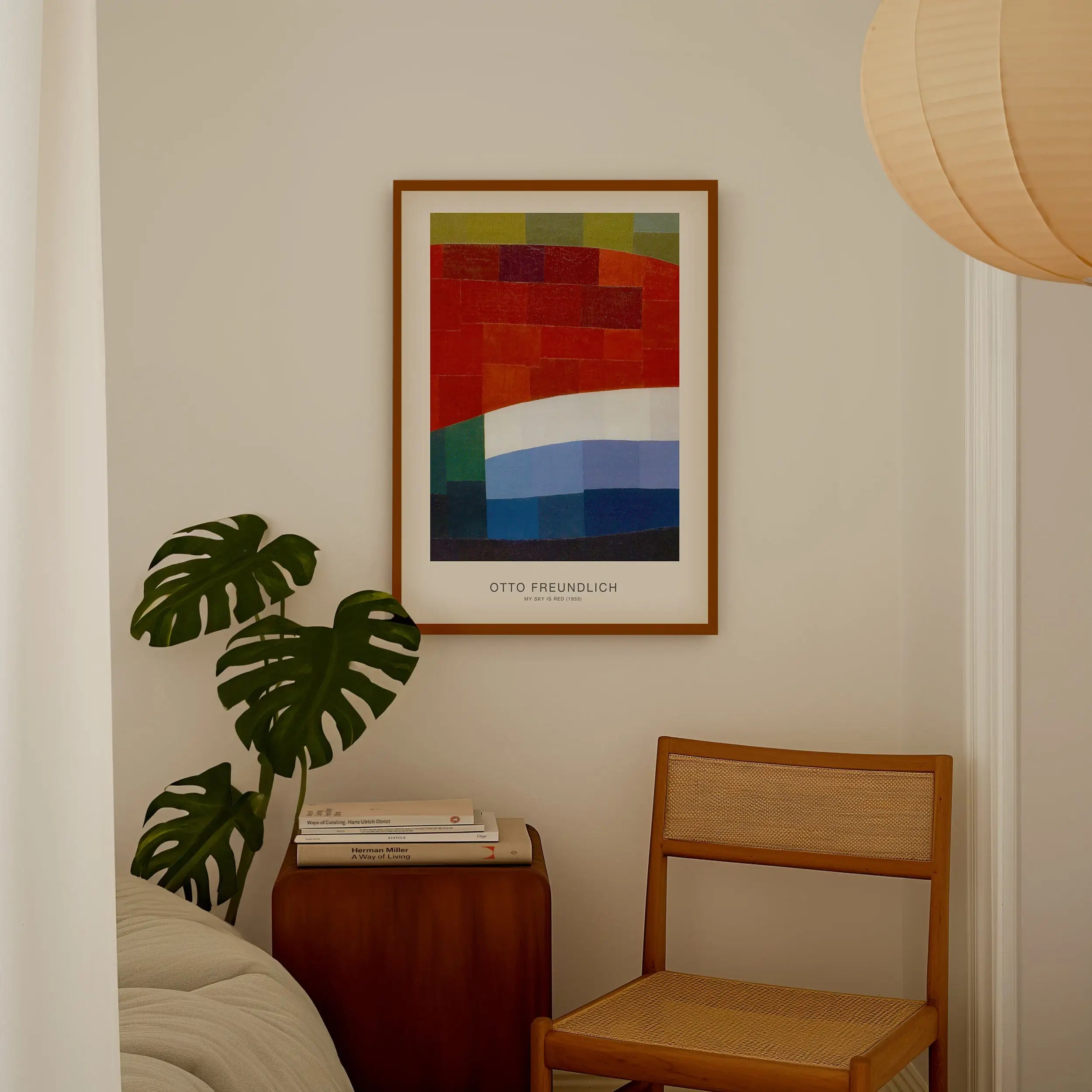 Framed abstract kunstprint Otto Freundlich My Sky is Red Poster in woonkamer
