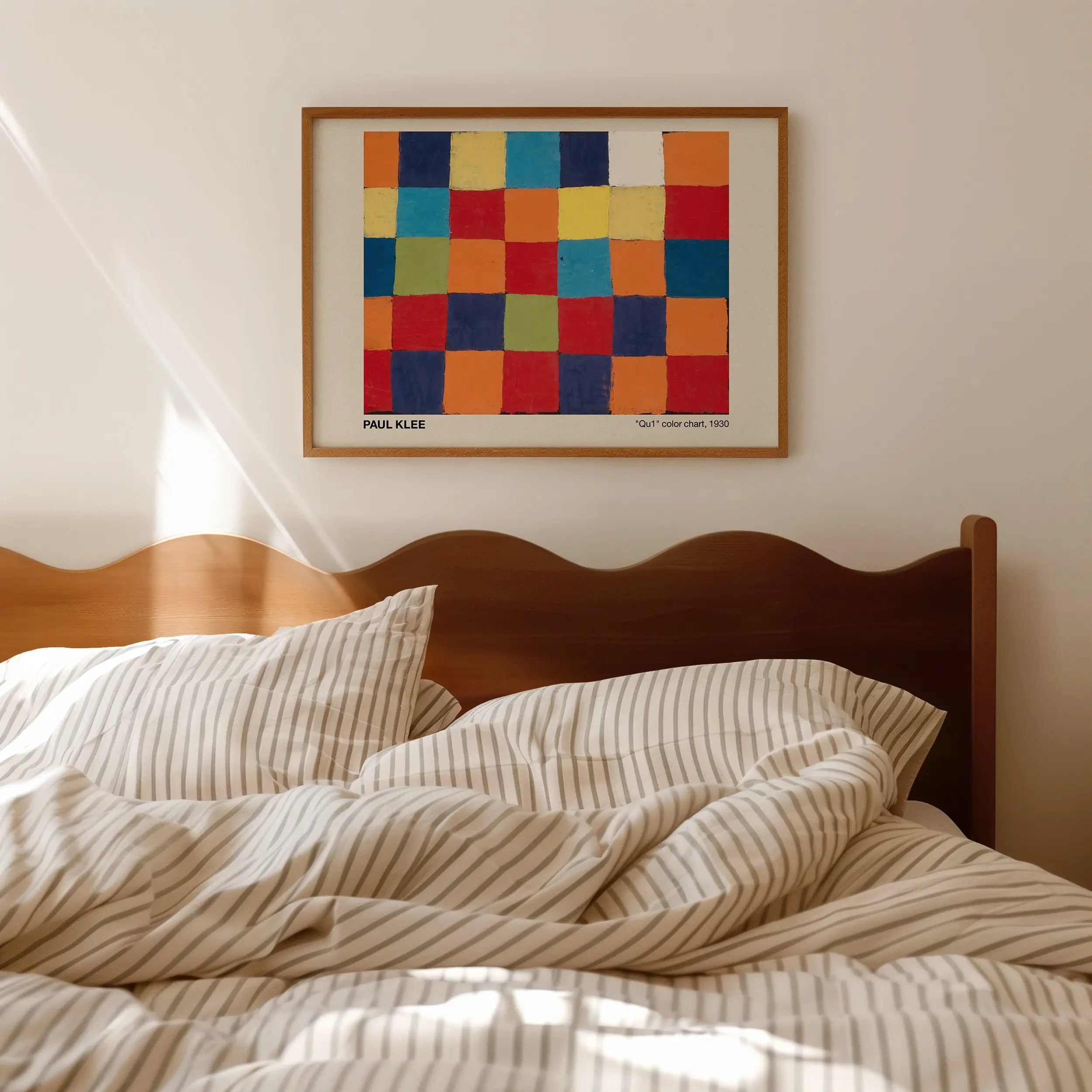 Gestreepte beddengoed op houten bedframe met Paul Klee Qu1 Kleurenkaart Poster