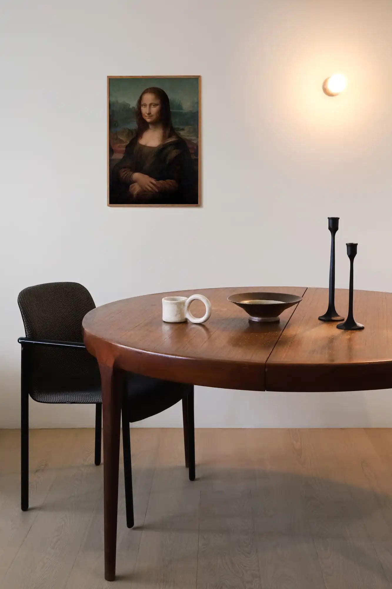 Ronde houten eettafel.