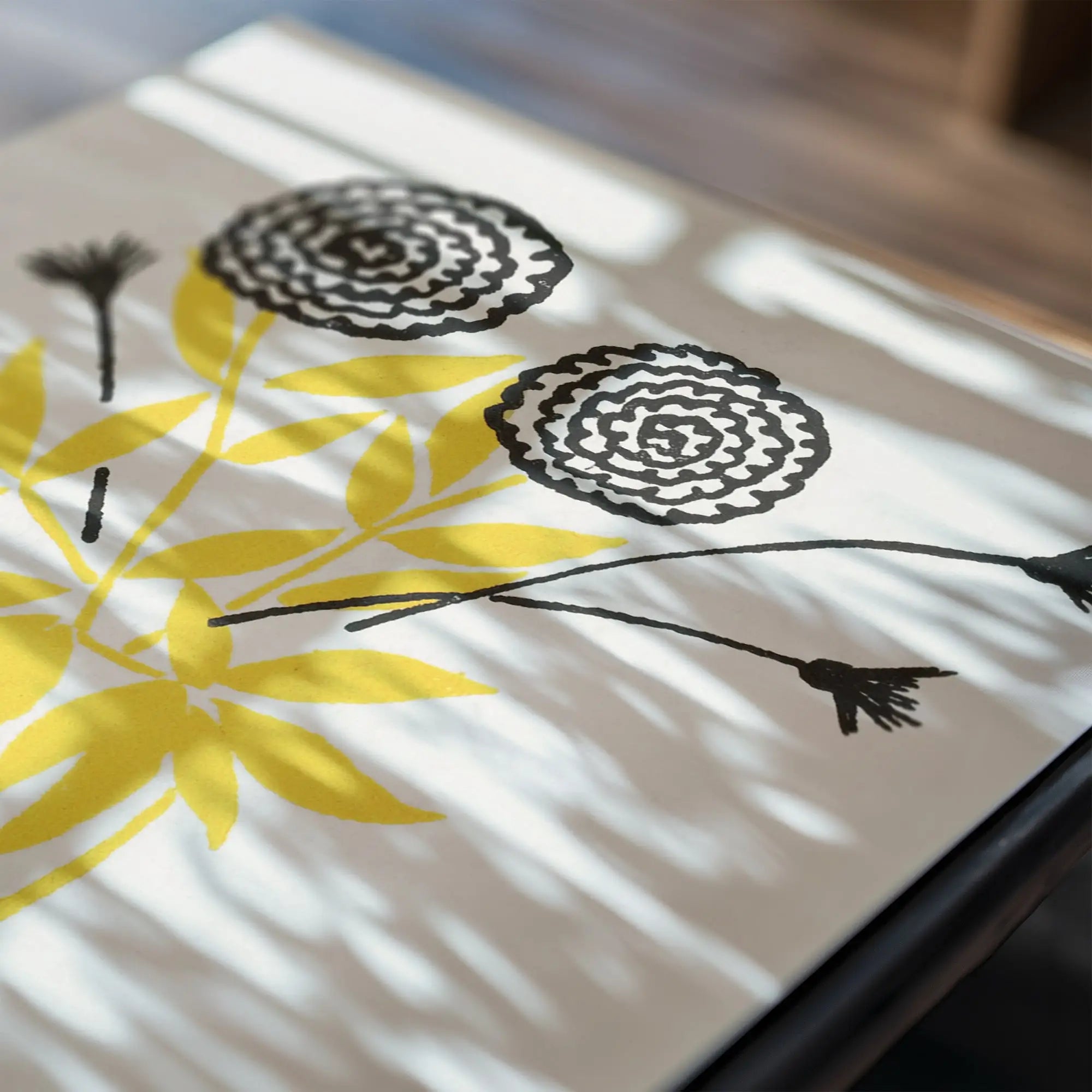 Vrouwelijke hand die een Floral patroon tafelblad vasthoudt voor Saÿens Poster
