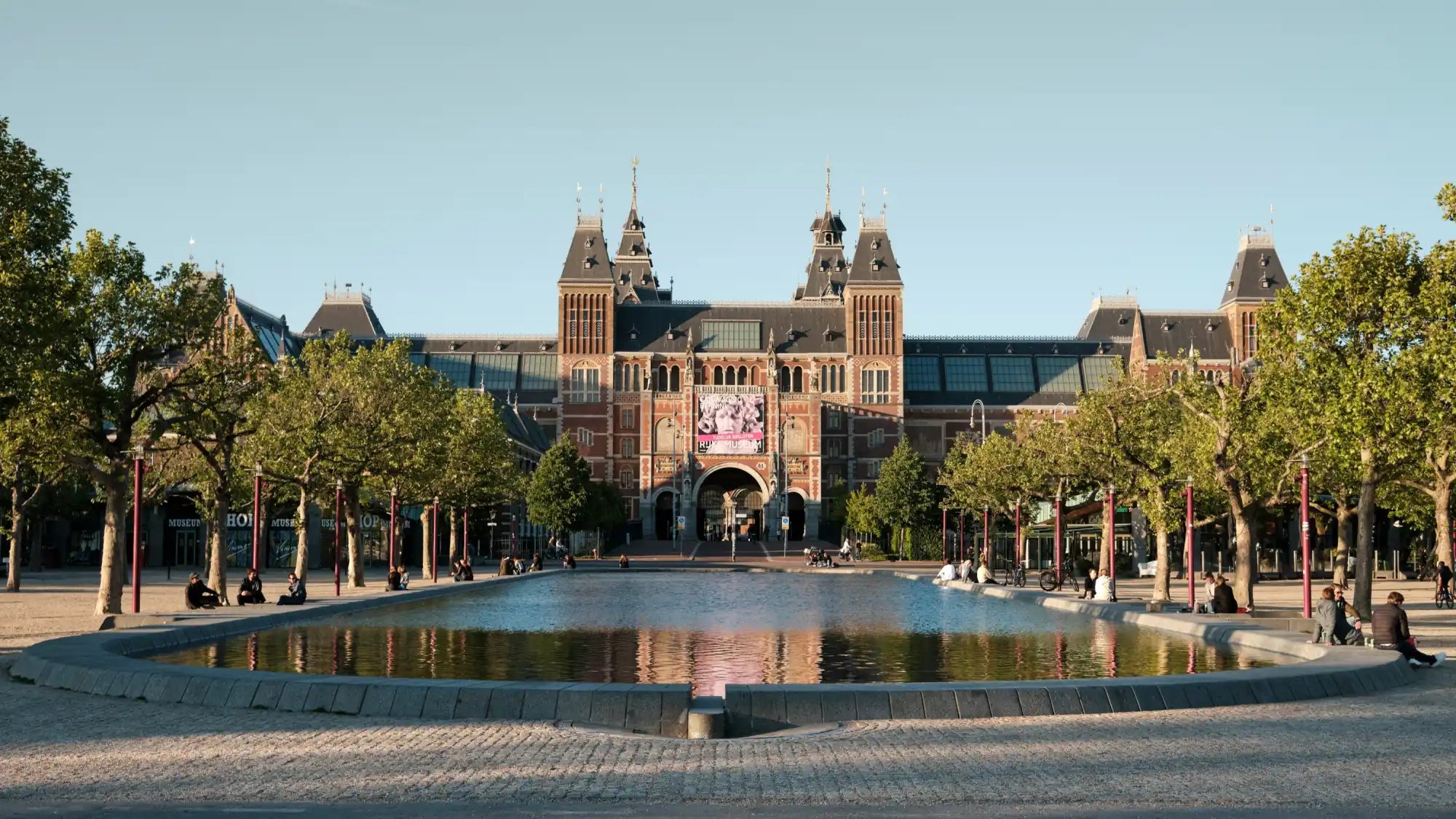 Versierde bakstenen museum met torens.