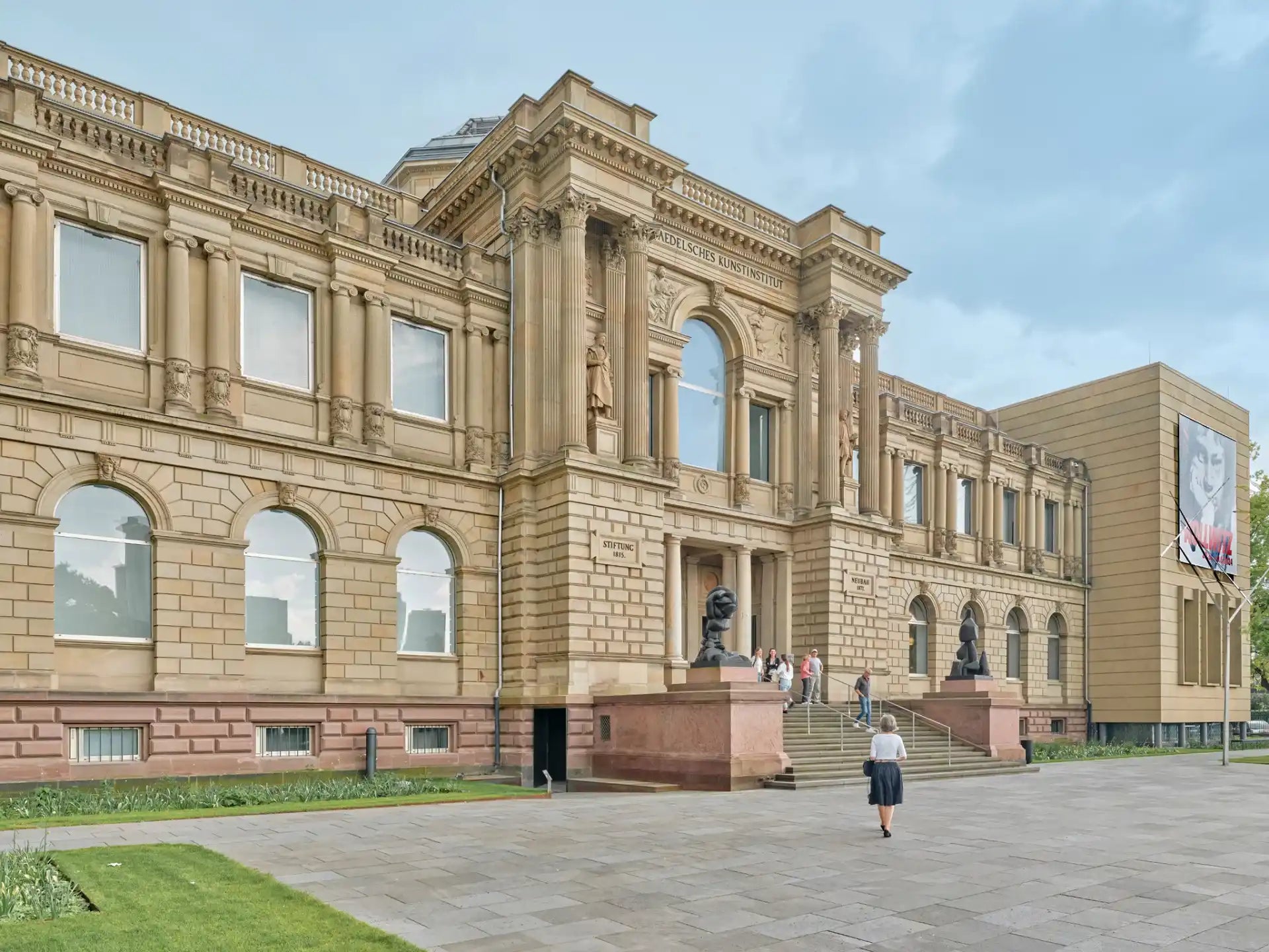 Versierde stenen gebouw.