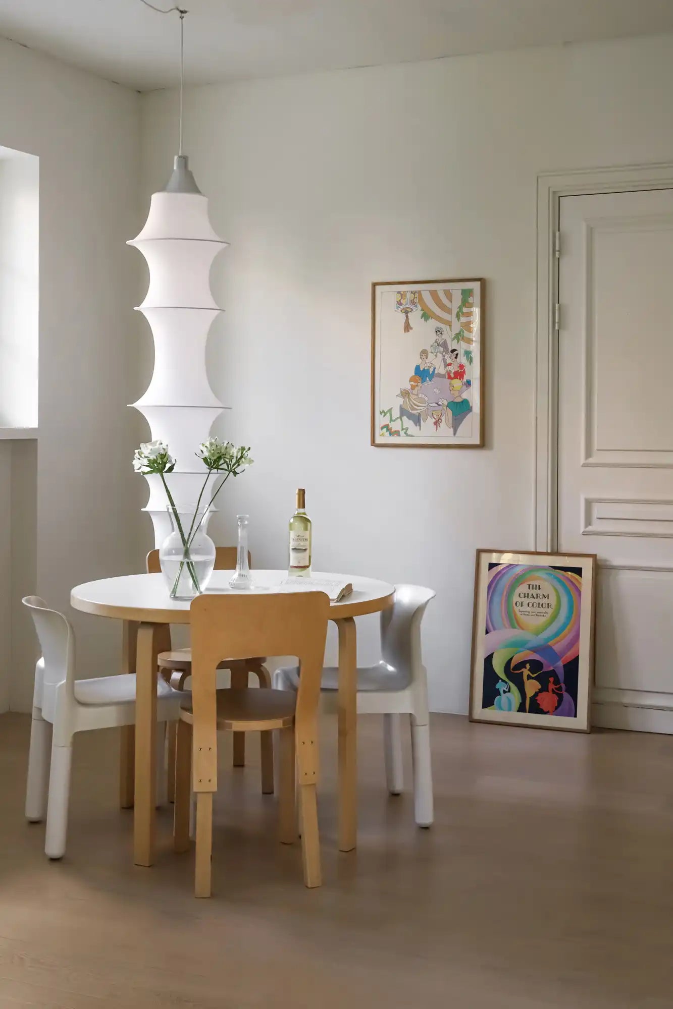 Eettafel met hanglamp.