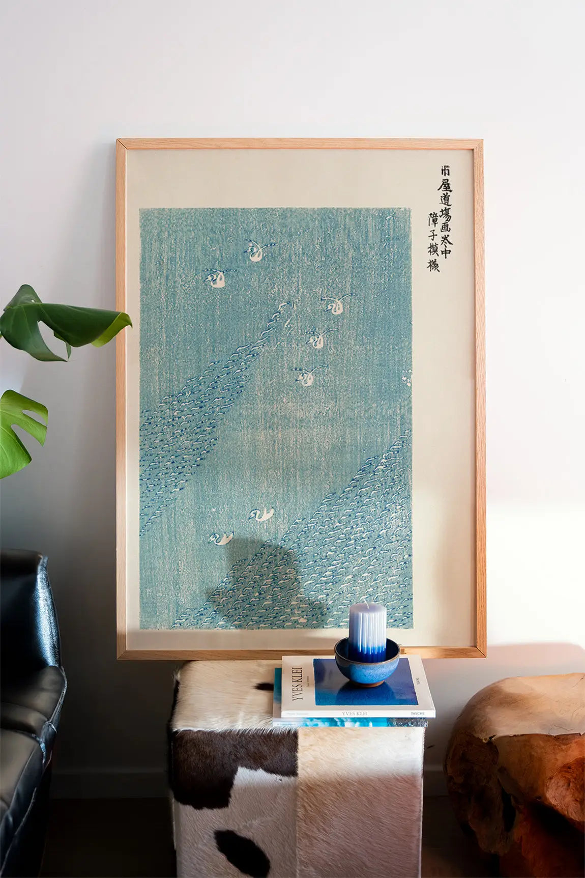 Geobsurd blauw getint kunstwerk in lijst voor Taguchi Tomoki Houtblok Blauwe Print Poster