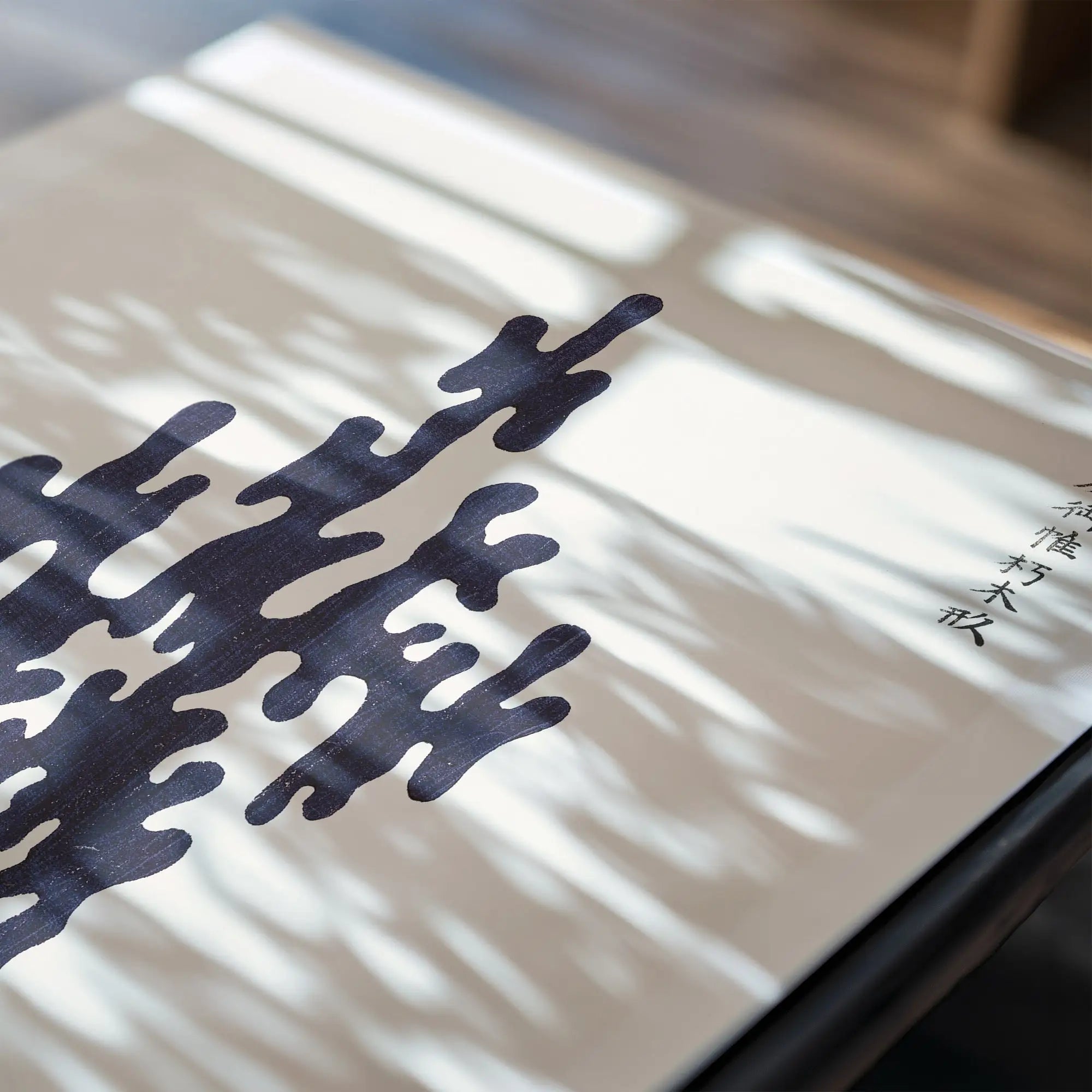 Wit doos met abstract donkerblauw patroon voor TAGUCHI TOMOKI Yatsuo no Tsubaki Poster