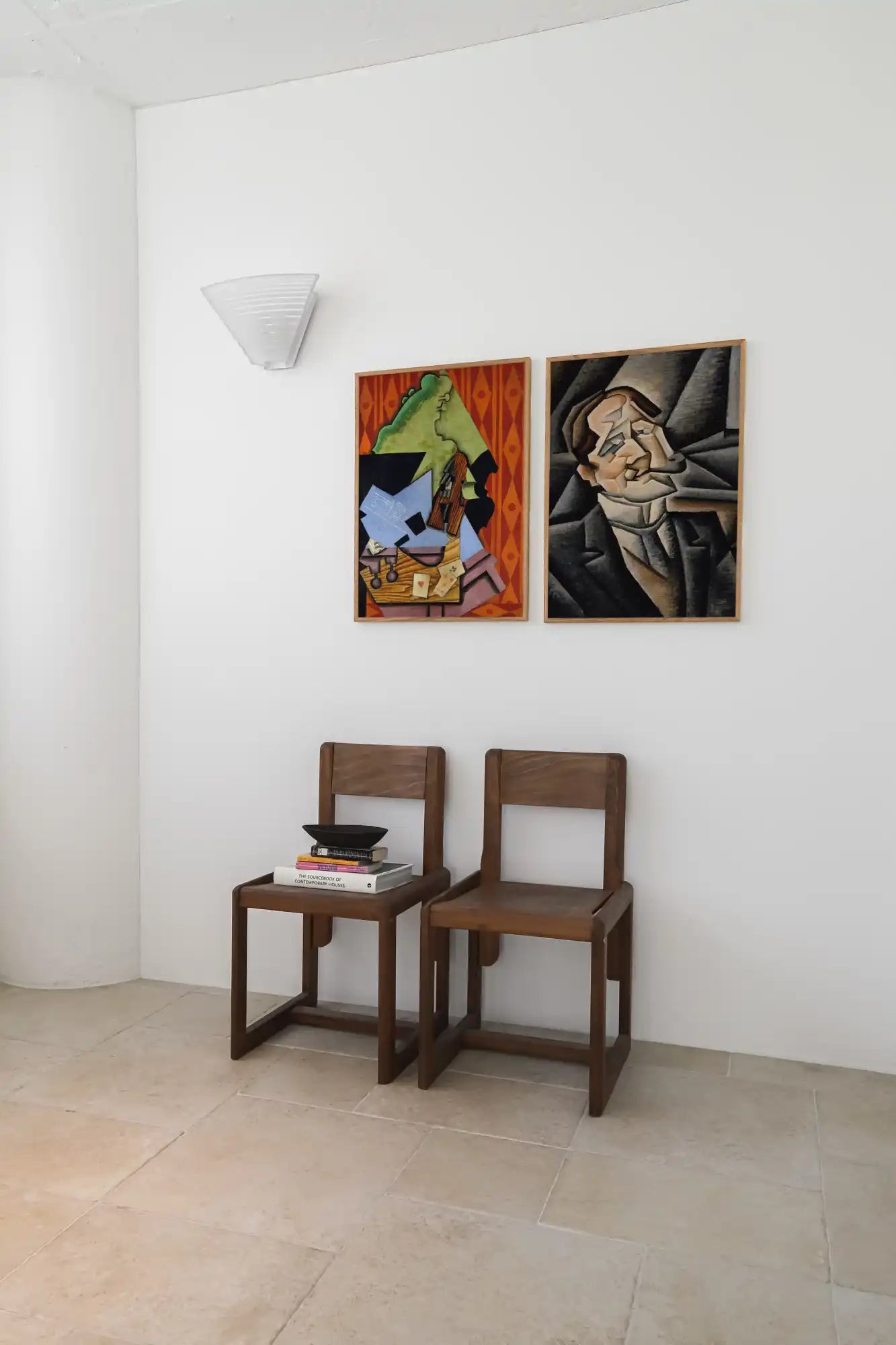 Twee houten stoelen.