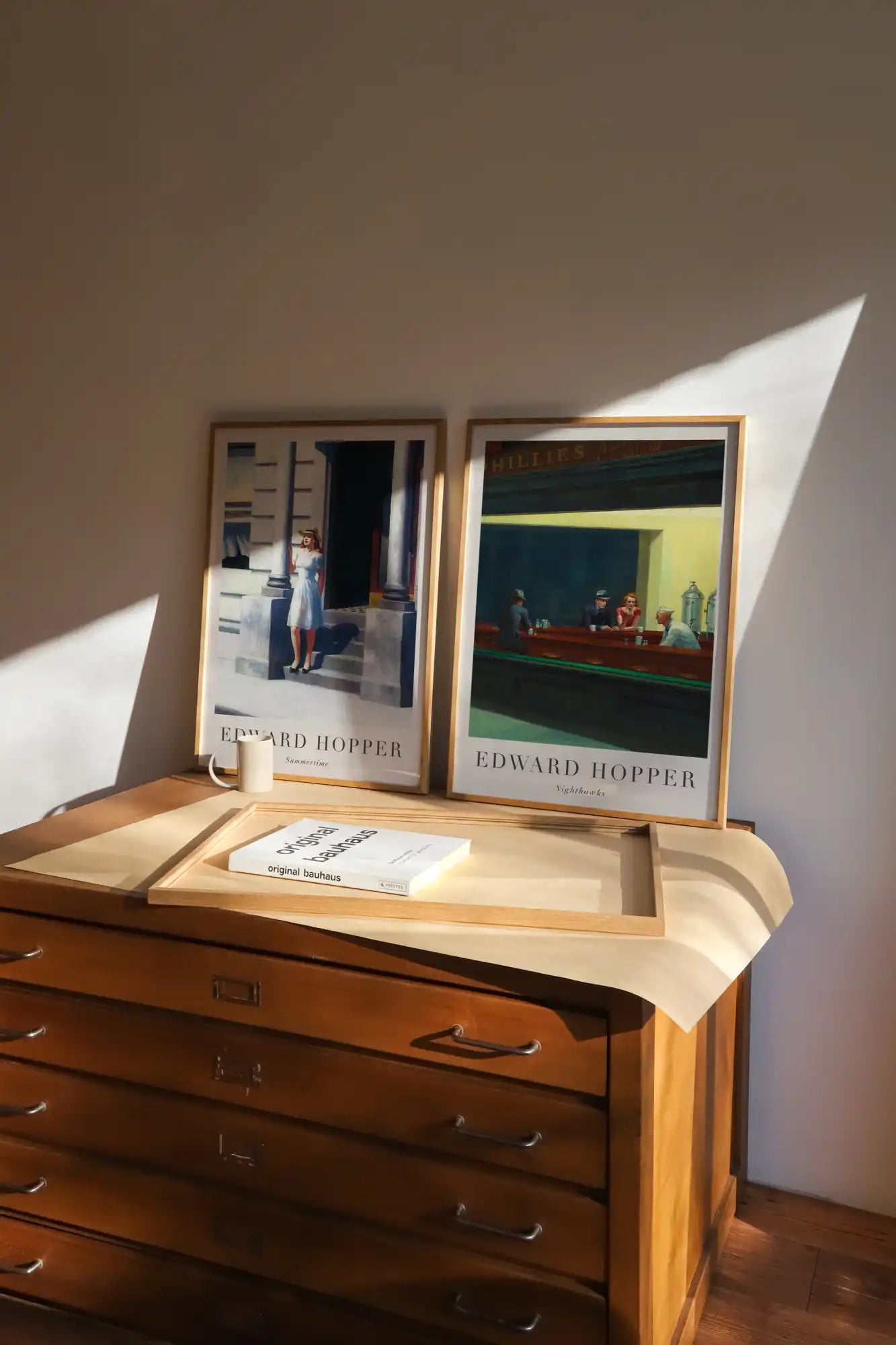 Twee ingelijste Edward Hopper afdrukken.