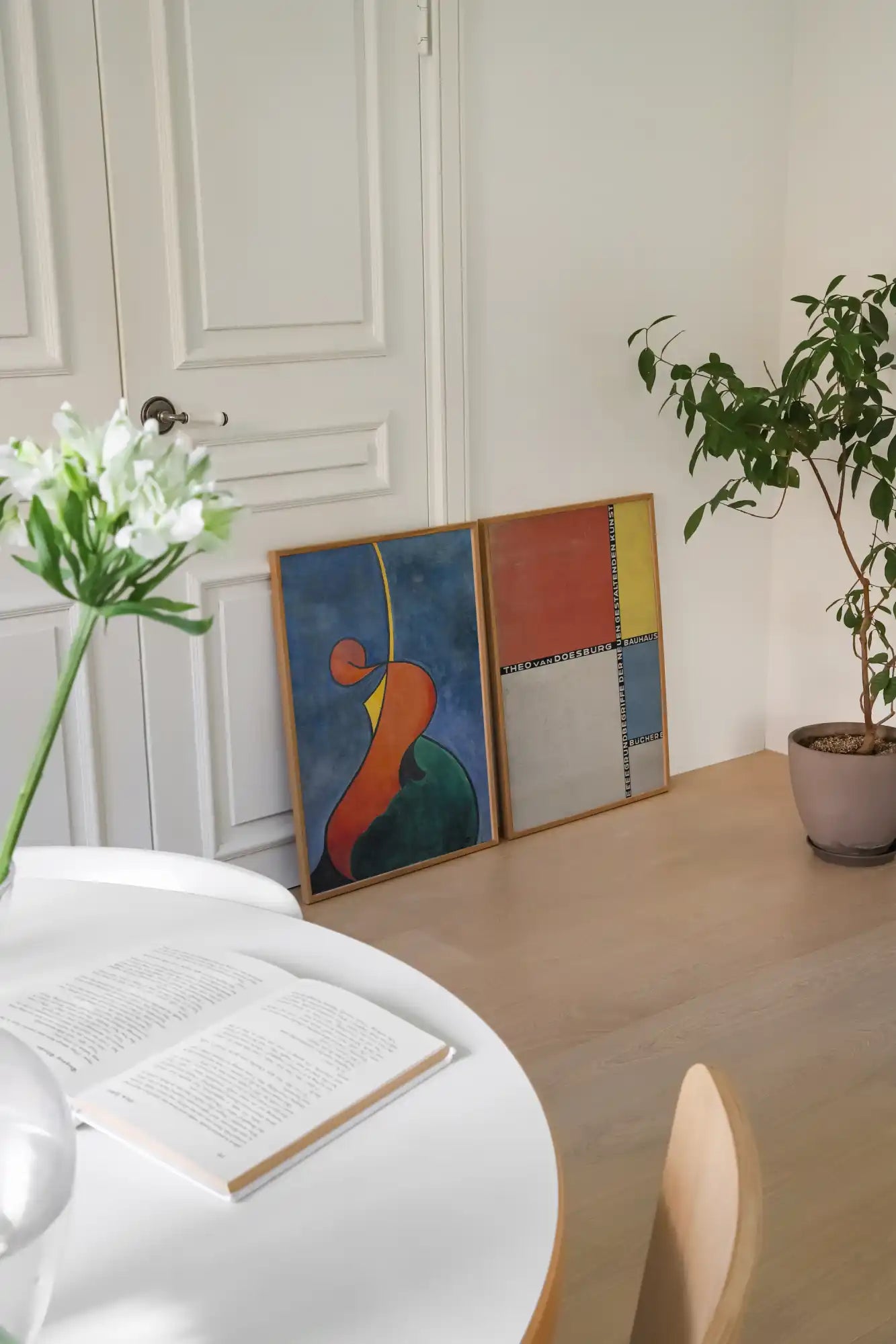 Twee ingelijste kunstwerken.