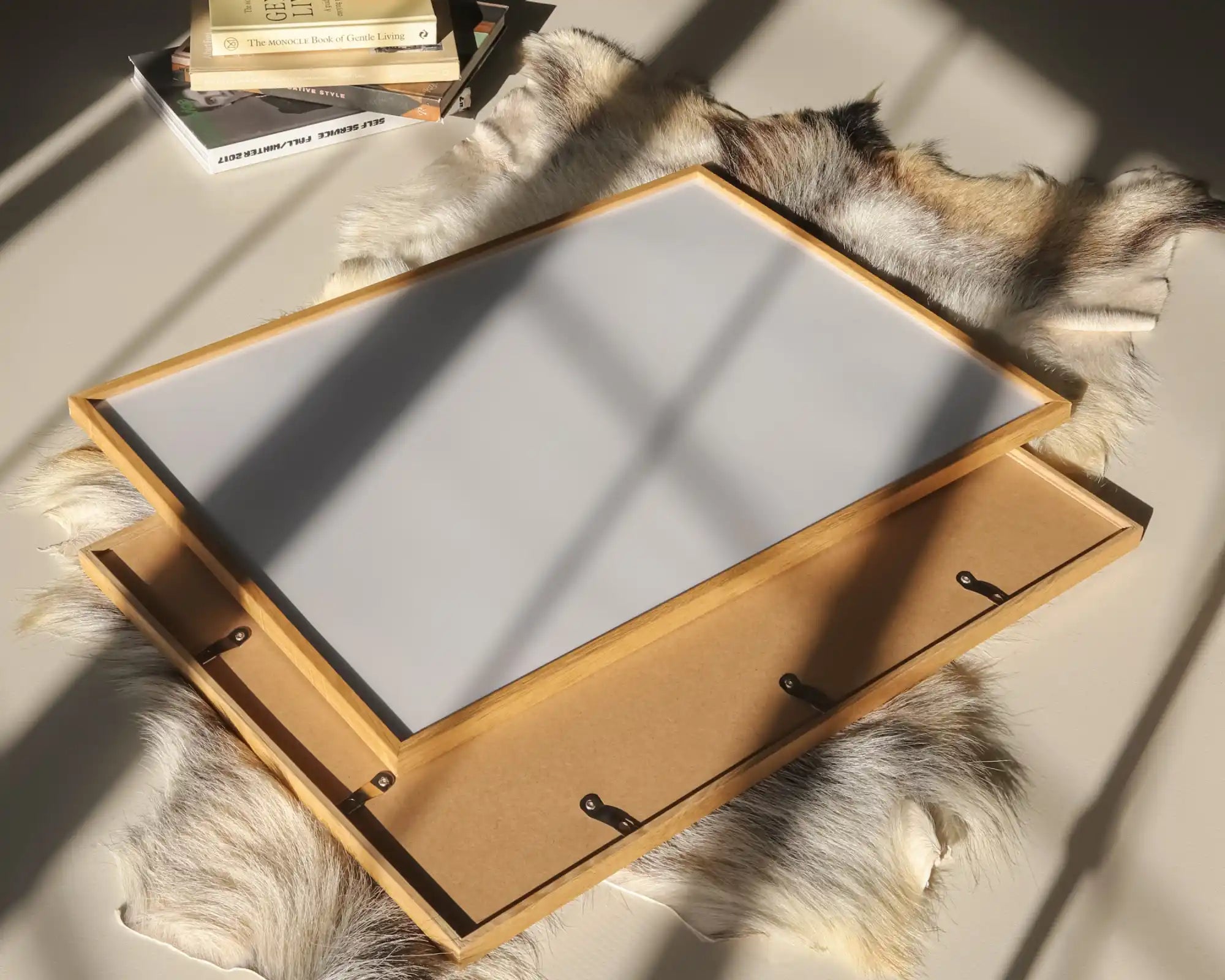Twee ingelijste whiteboards.