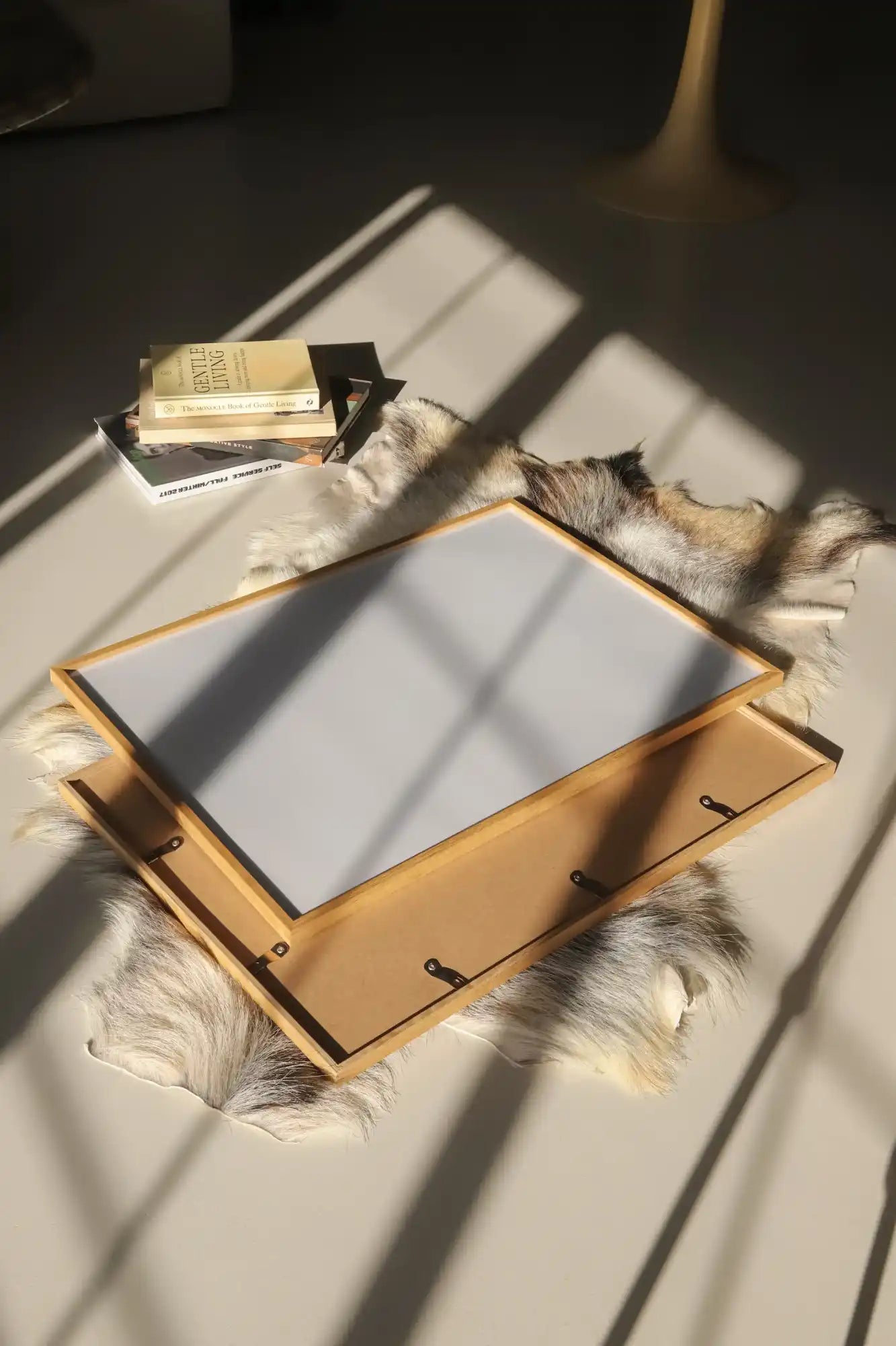 Twee ingelijste whiteboards.