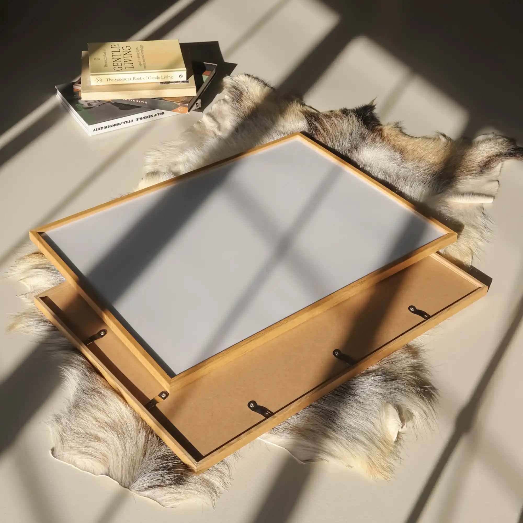 Twee ingelijste whiteboards.