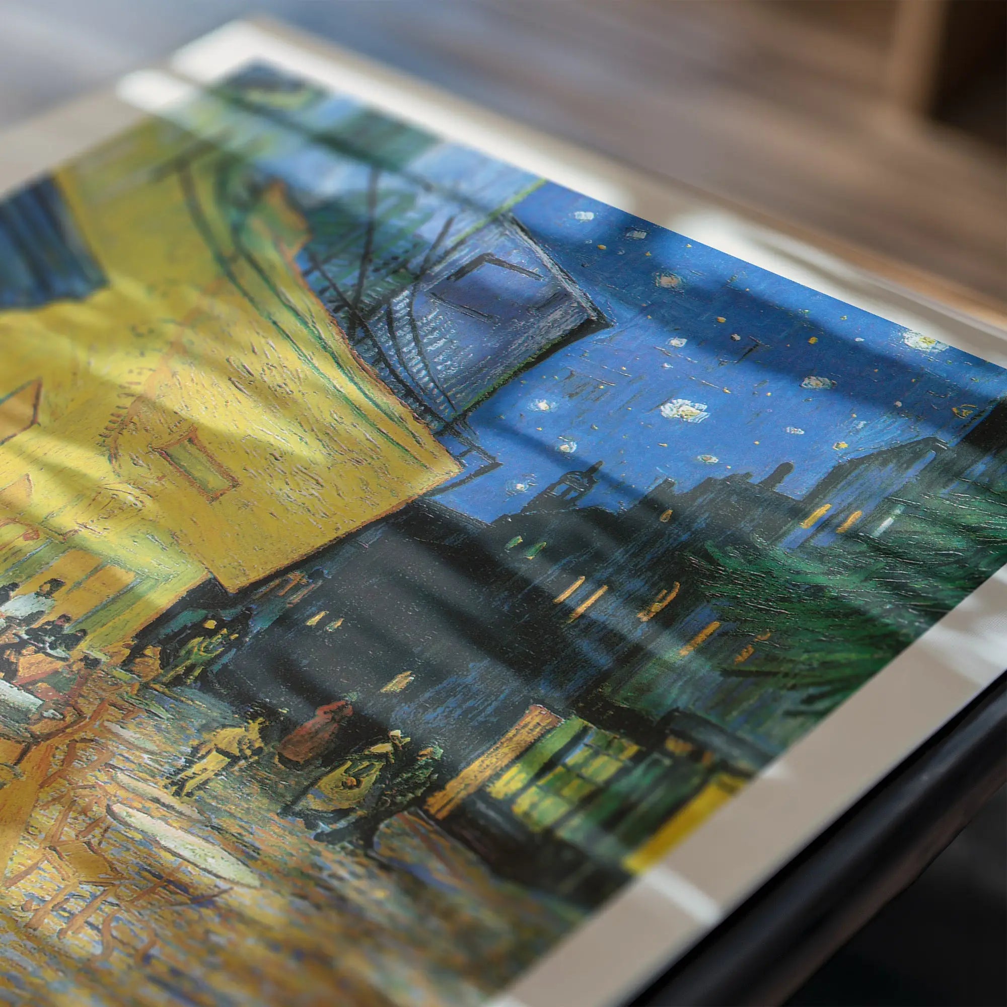 Van Gogh Café Terrace at Night posterskelet met kleurrijk nachtzicht en sfeervolle terrastafels