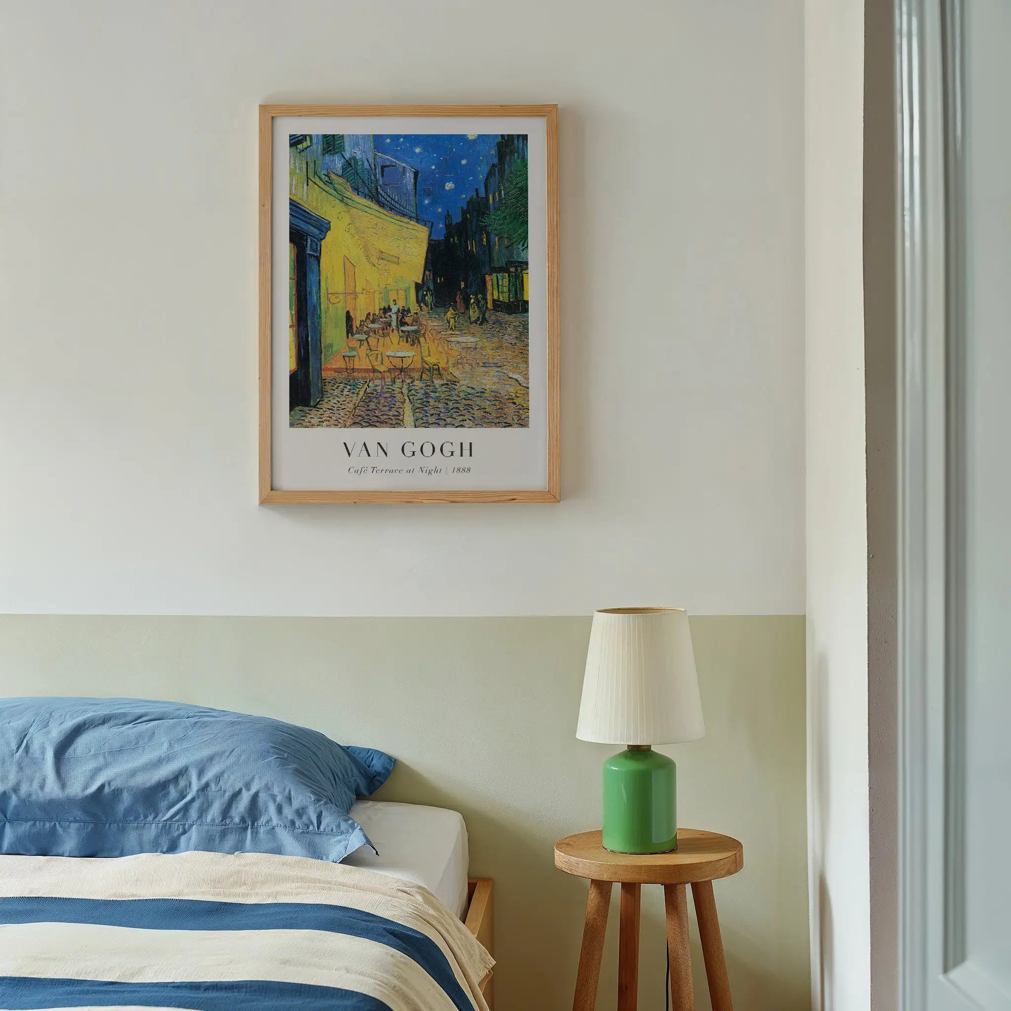 Geframereerde Van Gogh print van het Café Terrace at Night Poster geschikt voor interieurdecoratie