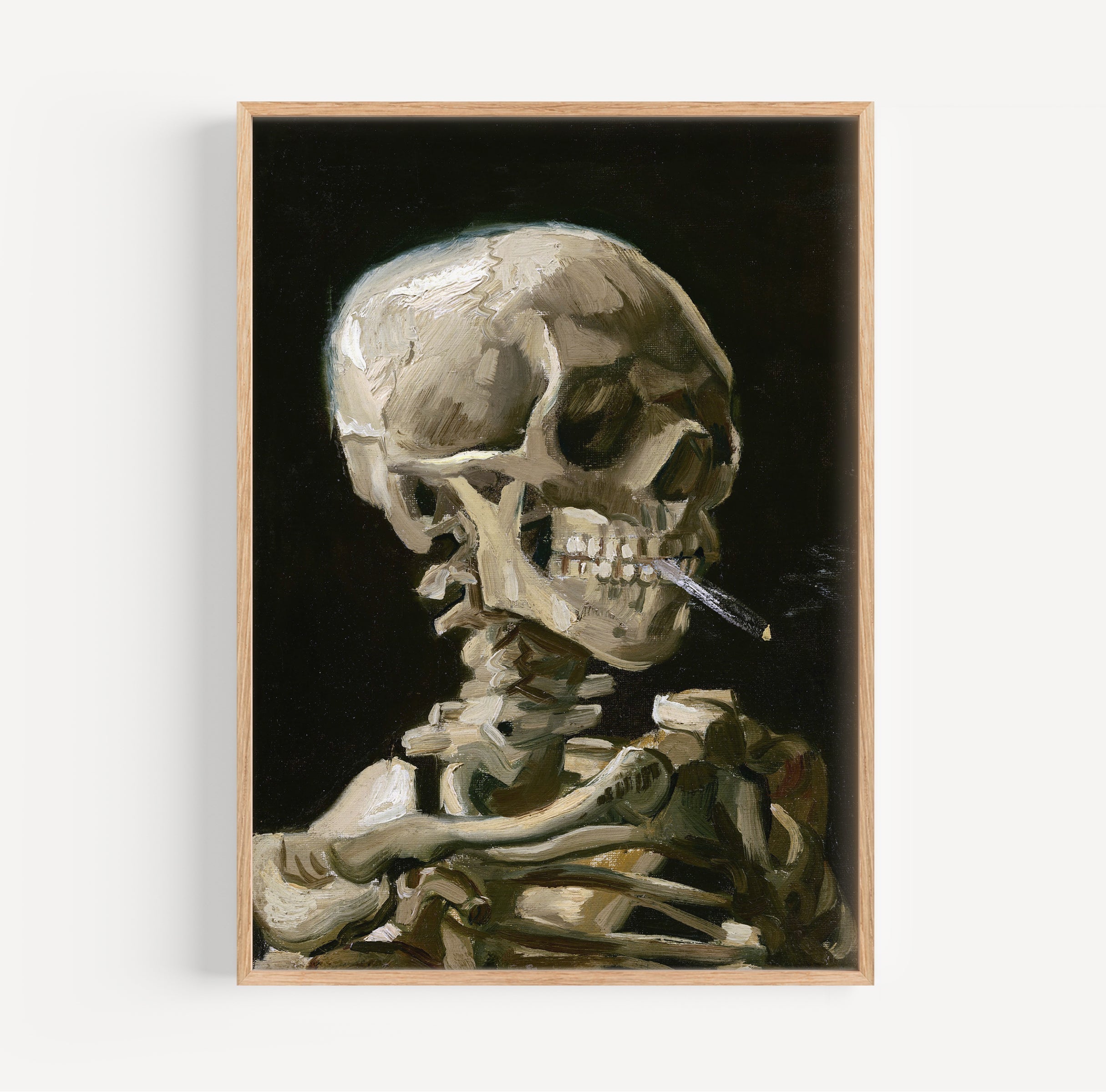 Gezicht op een ingelijst schilderij van een rokende schedel voor Van Goghs Skelet met Sigaret Poster