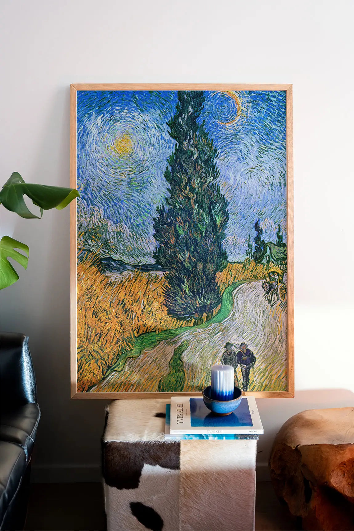 Gemonteerde Van Gogh schilderij van de weg met cipres en ster in lijst