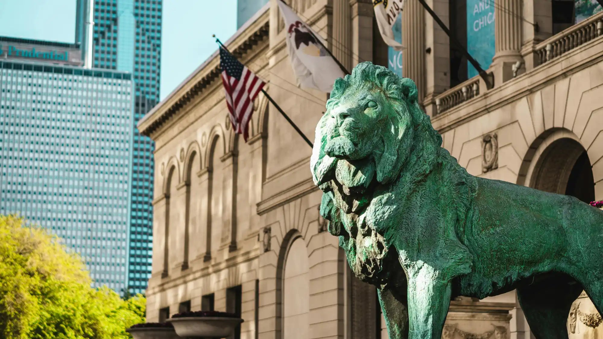 Verdigris leeuwstandbeeld.