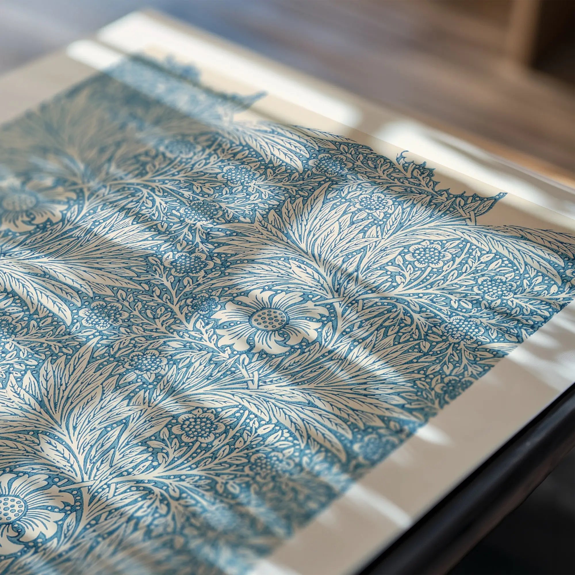 Blauw en wit bloemmotief stoffenbeeld voor William Morris Blauwe Goudsbloem Poster