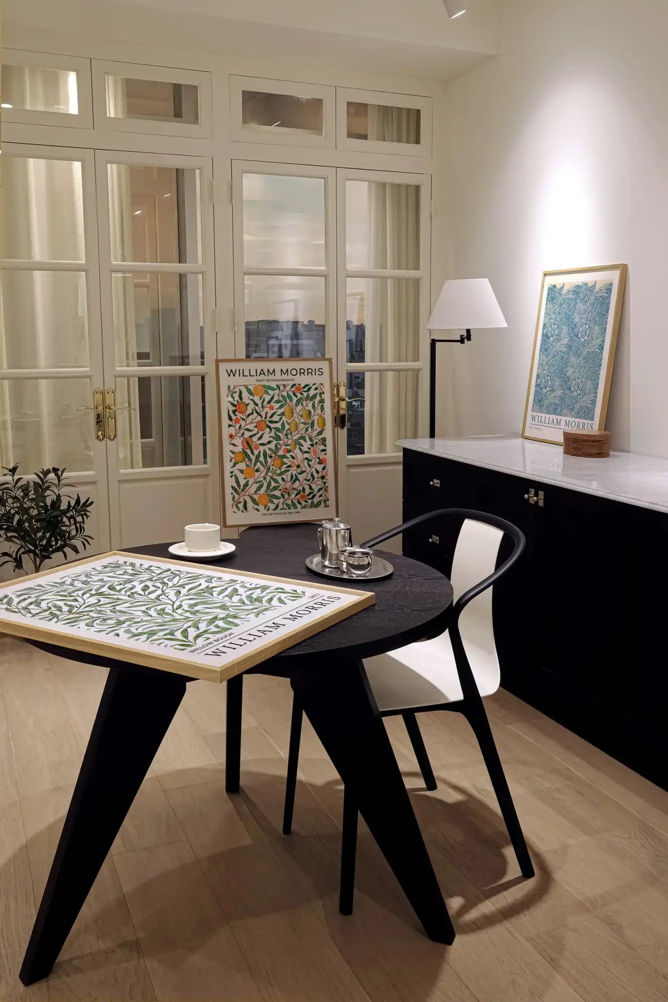 Zwarte ronde tafel met drie poten.