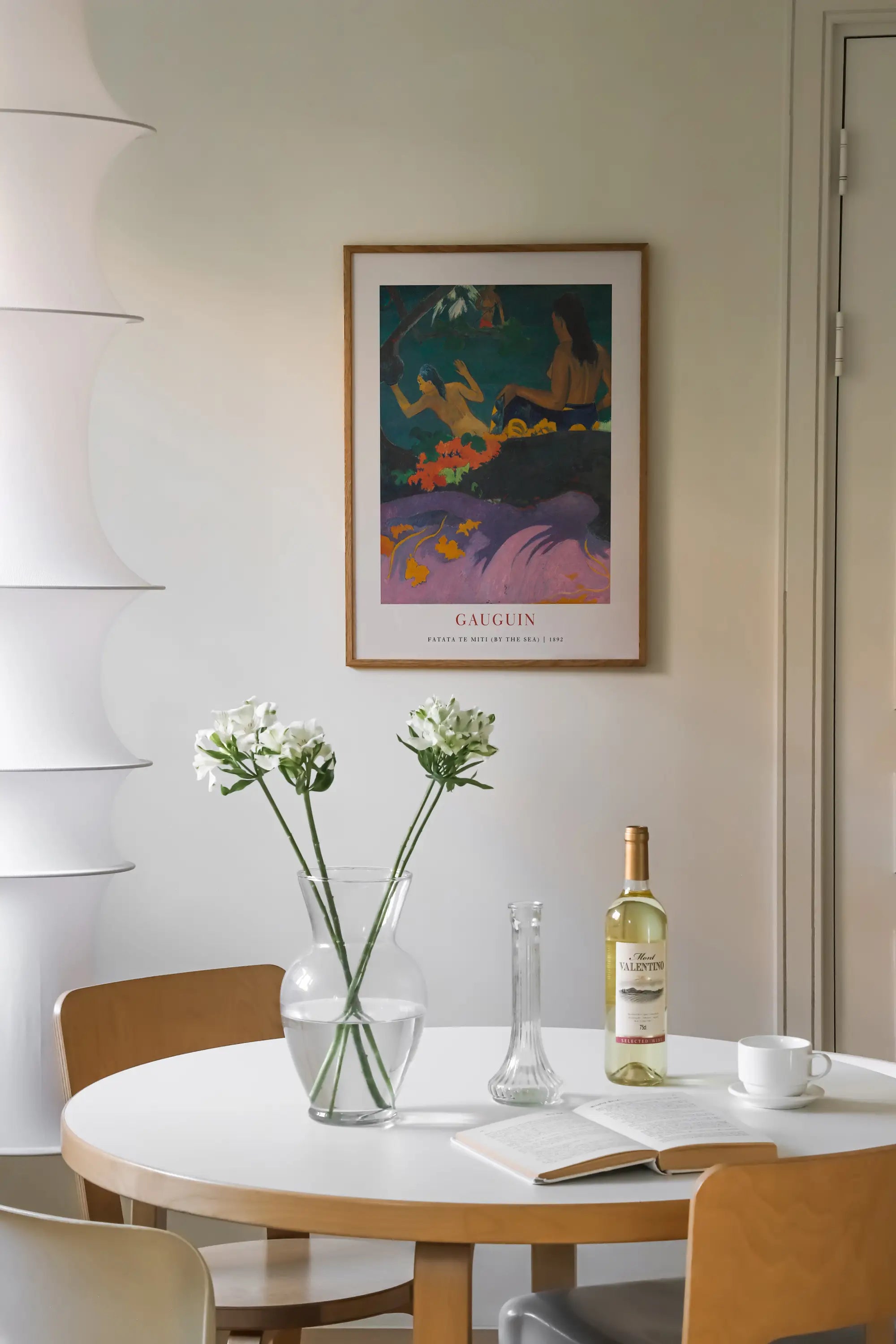 Rond eettafel getoond op Gauguin Poster Fatata Te Miti kunstprint