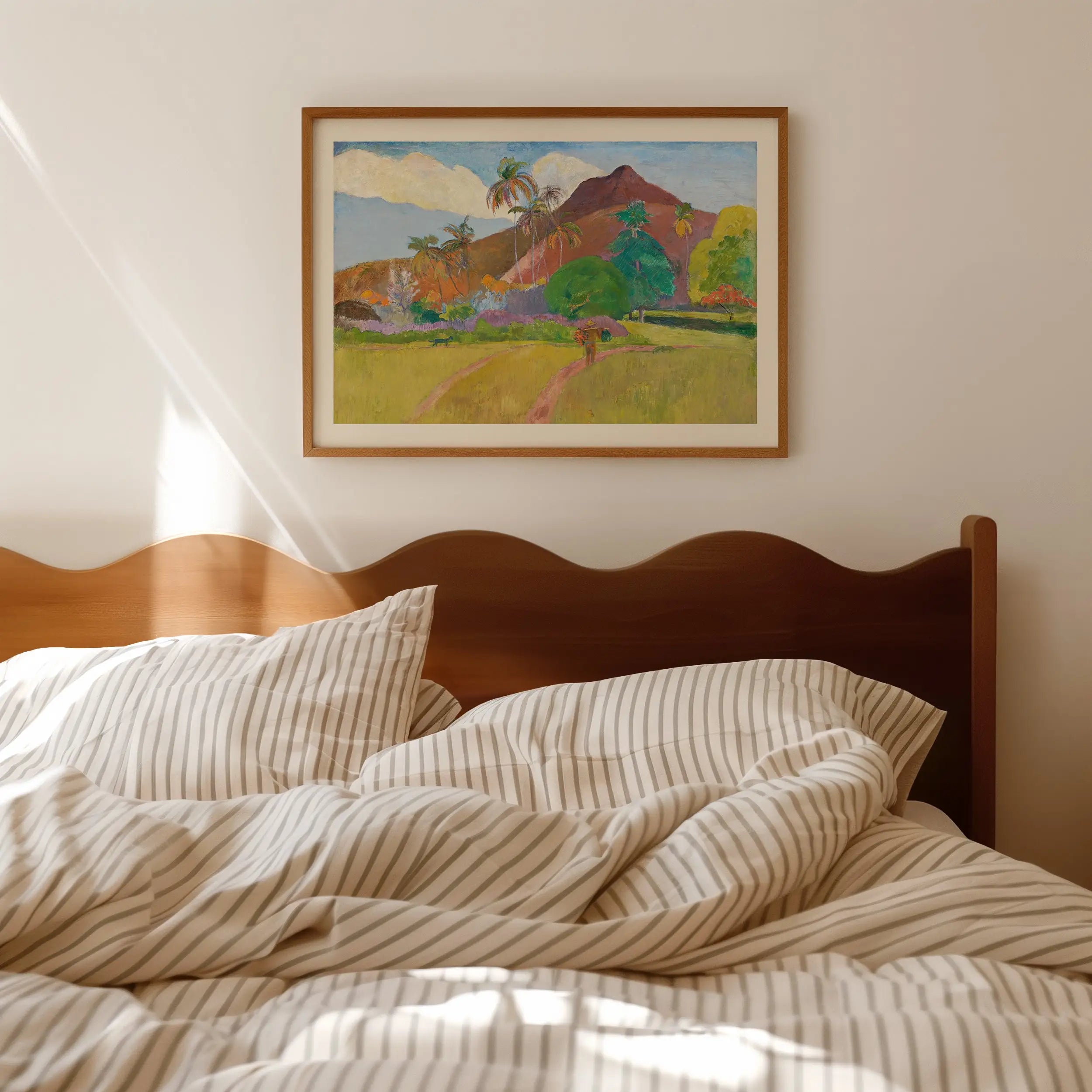 Gestreebde beddengoed met houten hoofdbord voor Gauguins Tahitiaans Landschap Poster