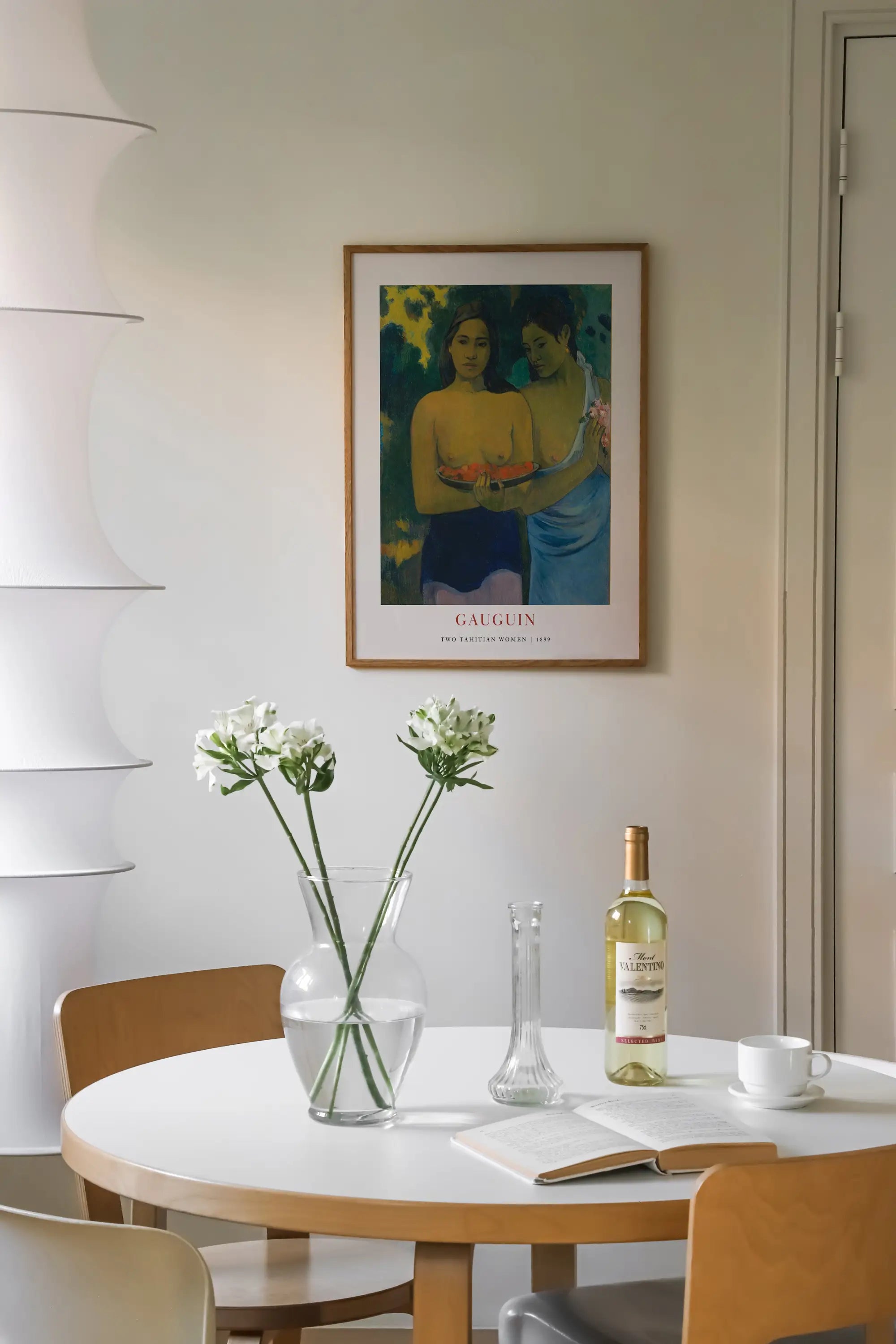 Ronde eettafel met bloemen en wijn bij Gauguins Twee Tahitiaanse Vrouwen Poster