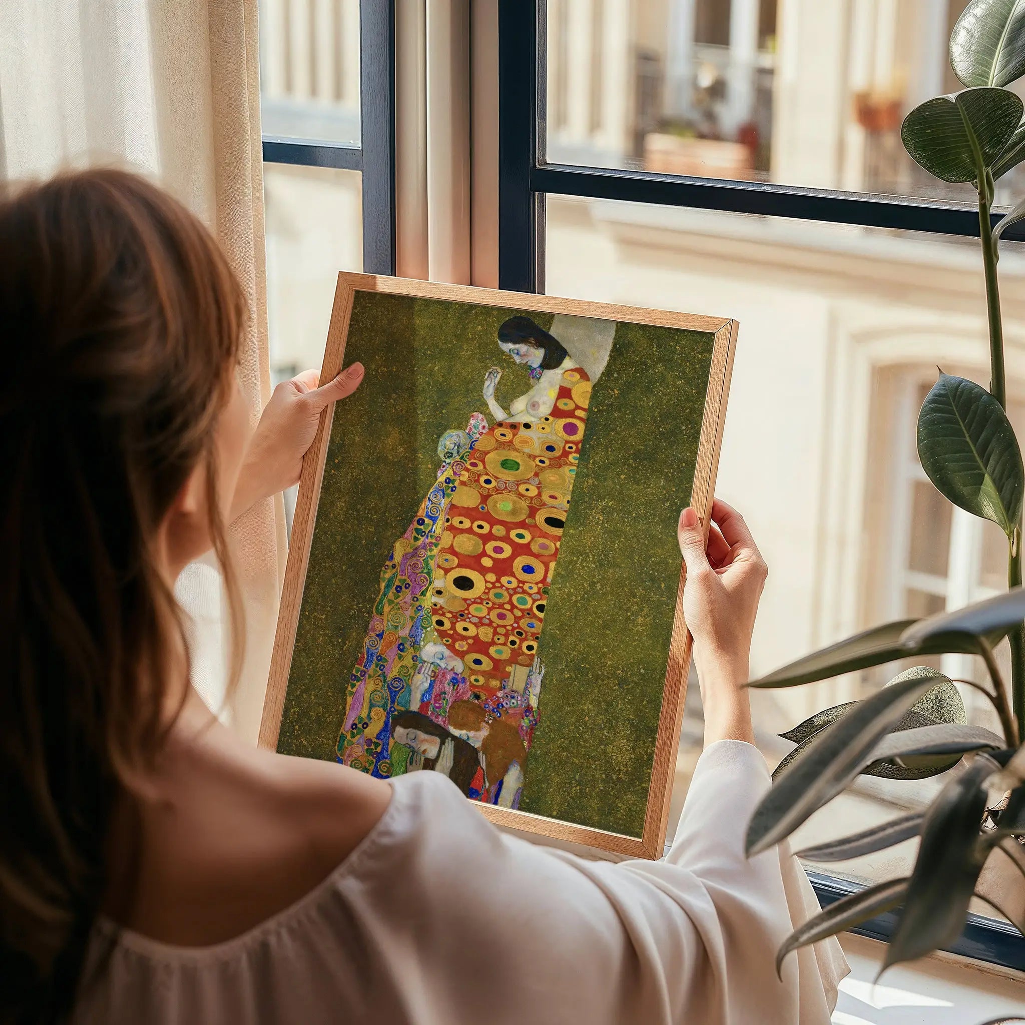 Gustav Klimt Hope II Poster met een geboetseerde afbeelding van een vrouw in een patronenjurk