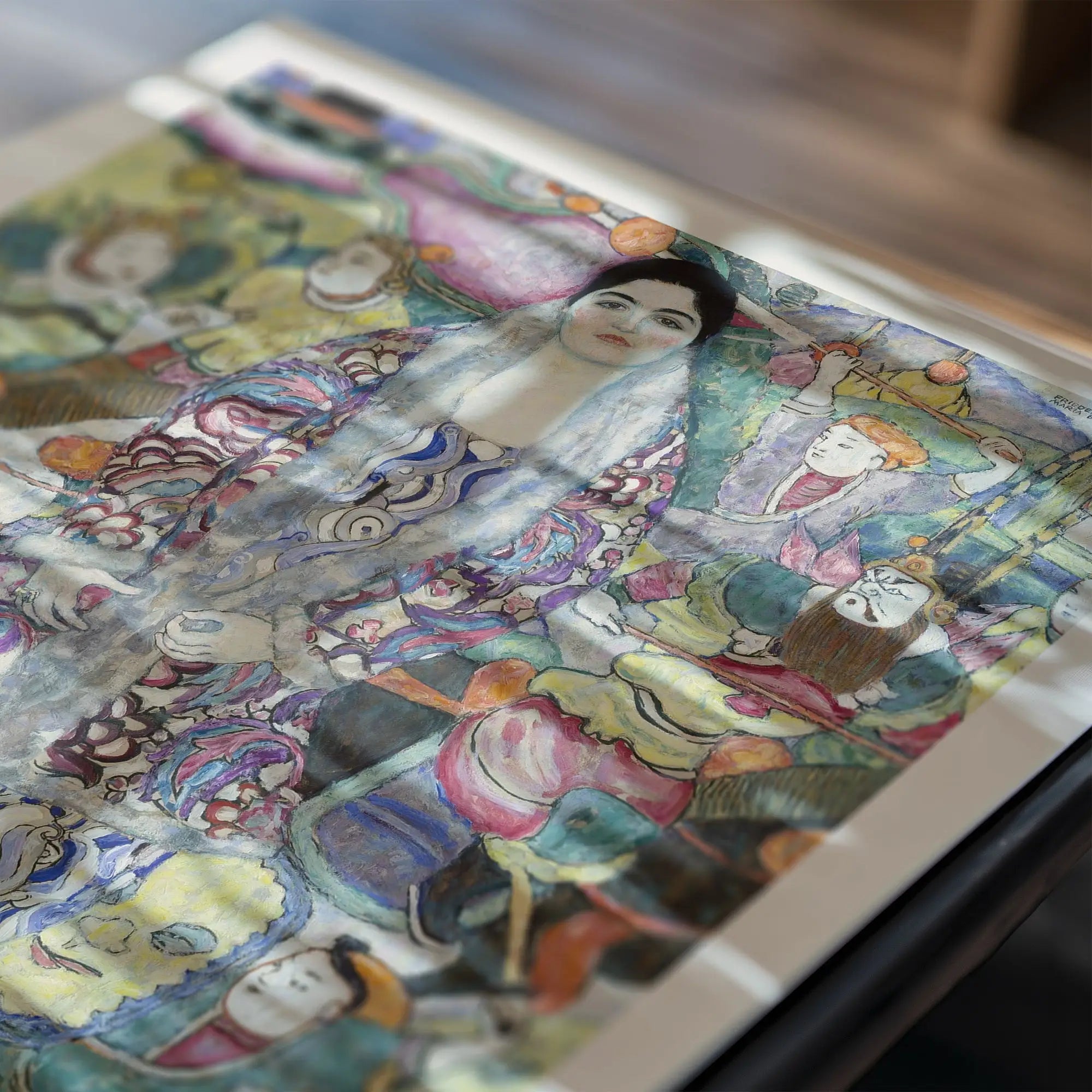 Kleurrijk schilderij van een vrouw omringd door figuren voor Gustav Klimt Poster Friederike Maria Beer