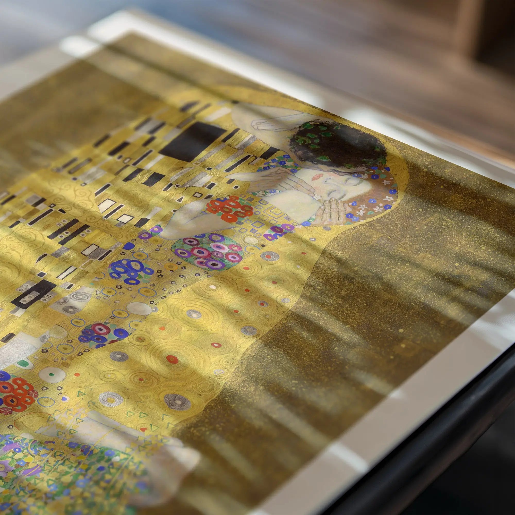 Gecoachte reproductie van Het Kus door Gustav Klimt in lijst, poster voor decoratie