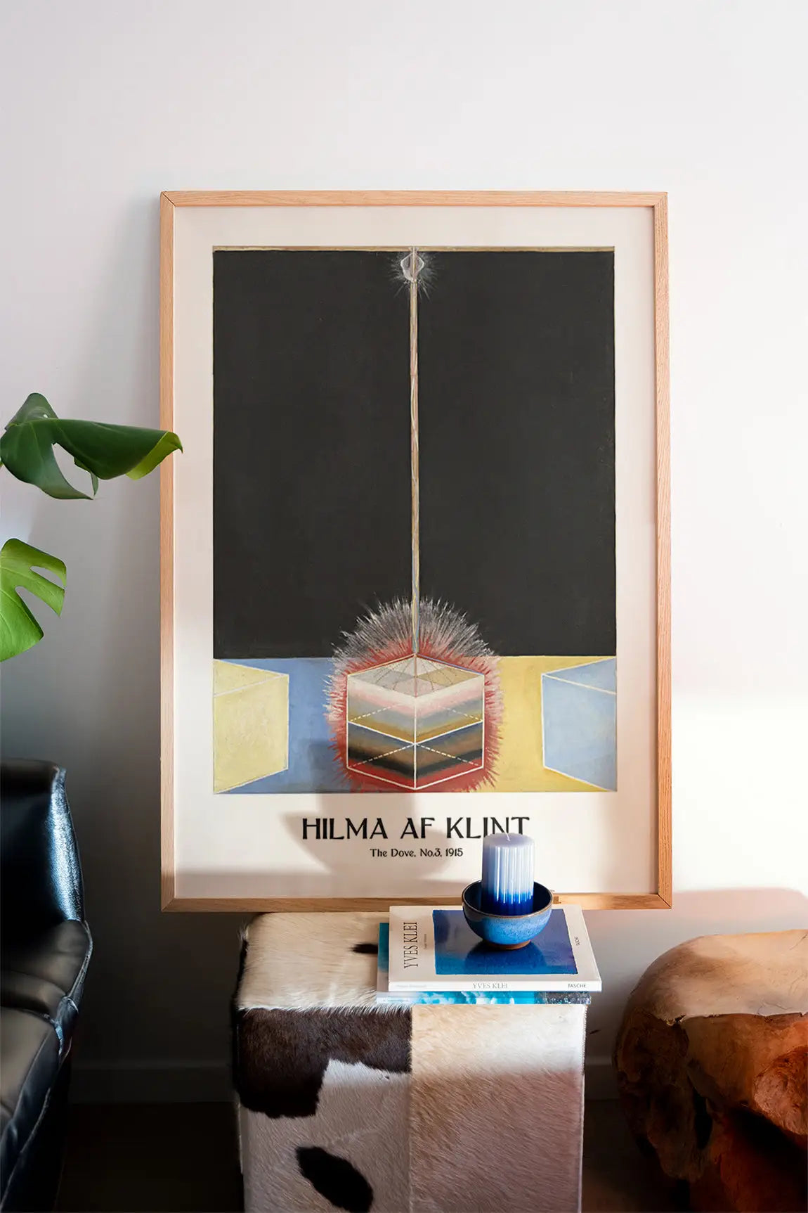 Framed Hilma af Klint kunstwerk van De Duif Nr. 3 Poster op muur