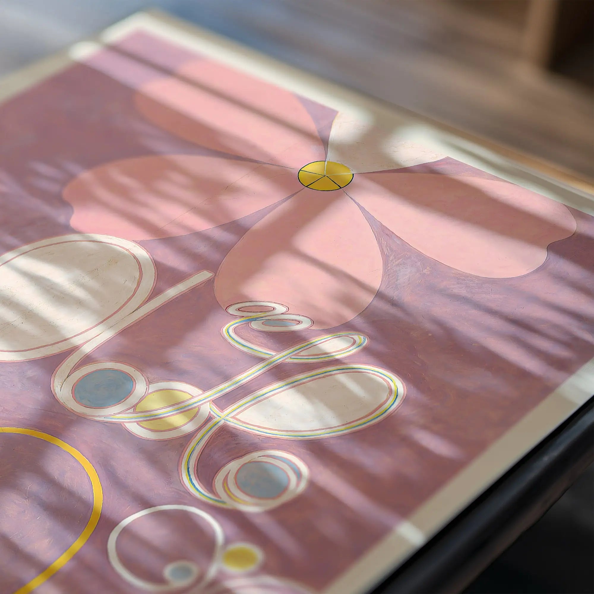 Floraal patroon tapijt op poster Hilma af Klint De Tien Grootste No 5