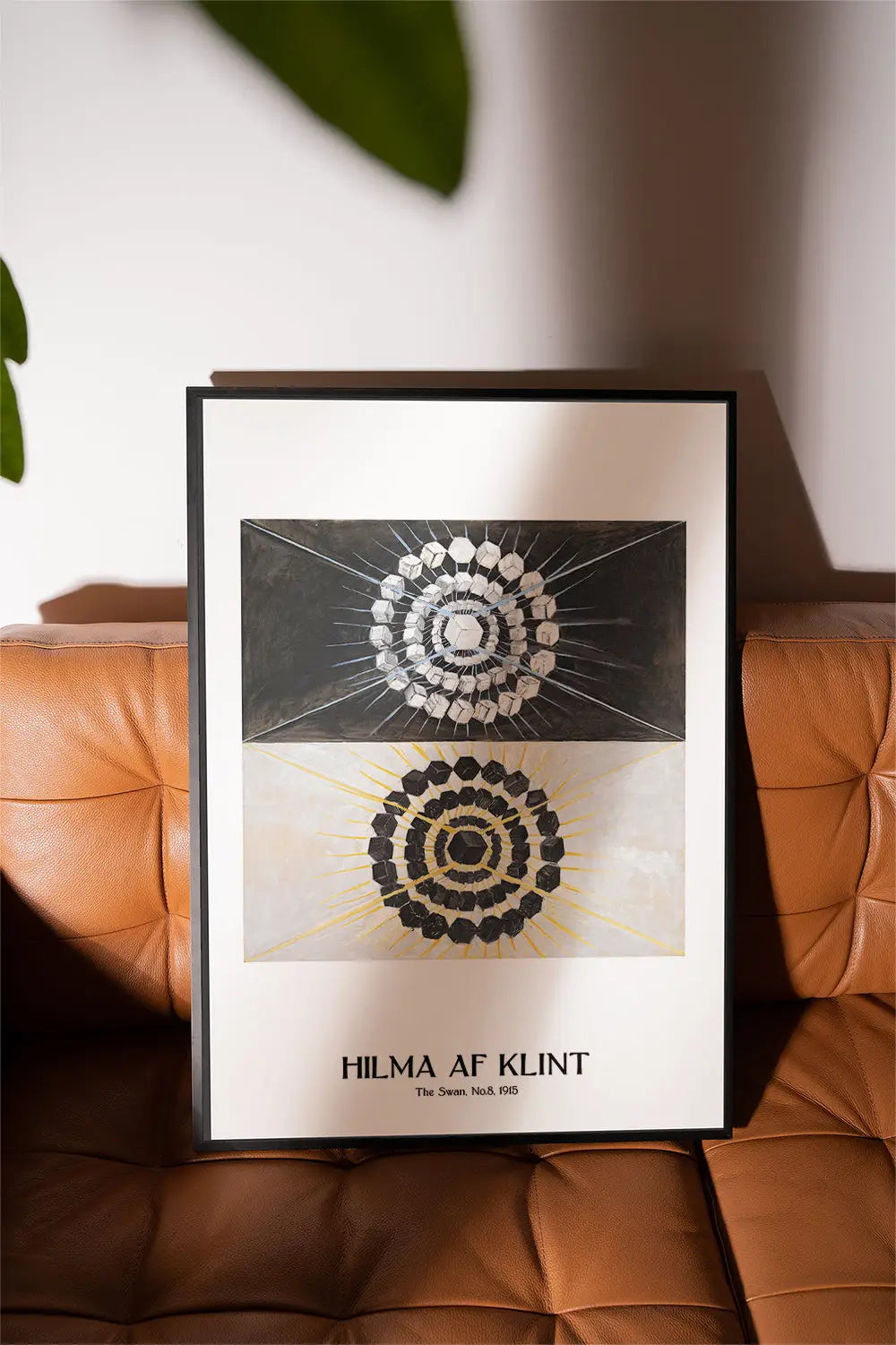 Geperst kunstprint van Hilma af Klint The Swan No 8 in lijst voor wanddecoratie