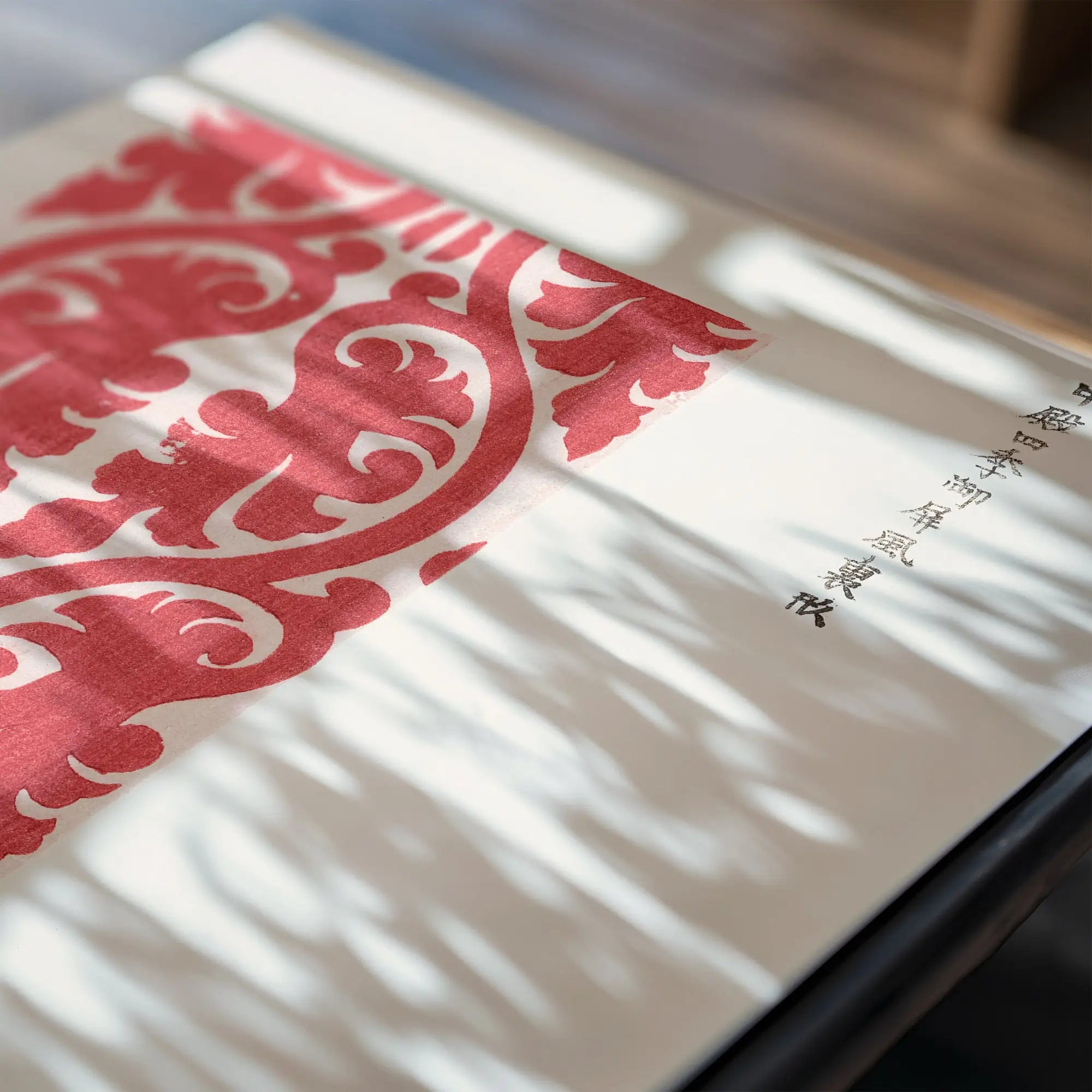 Japanse Houtblokprint Poster door Taguchi Tomoki met rood patroonpapier