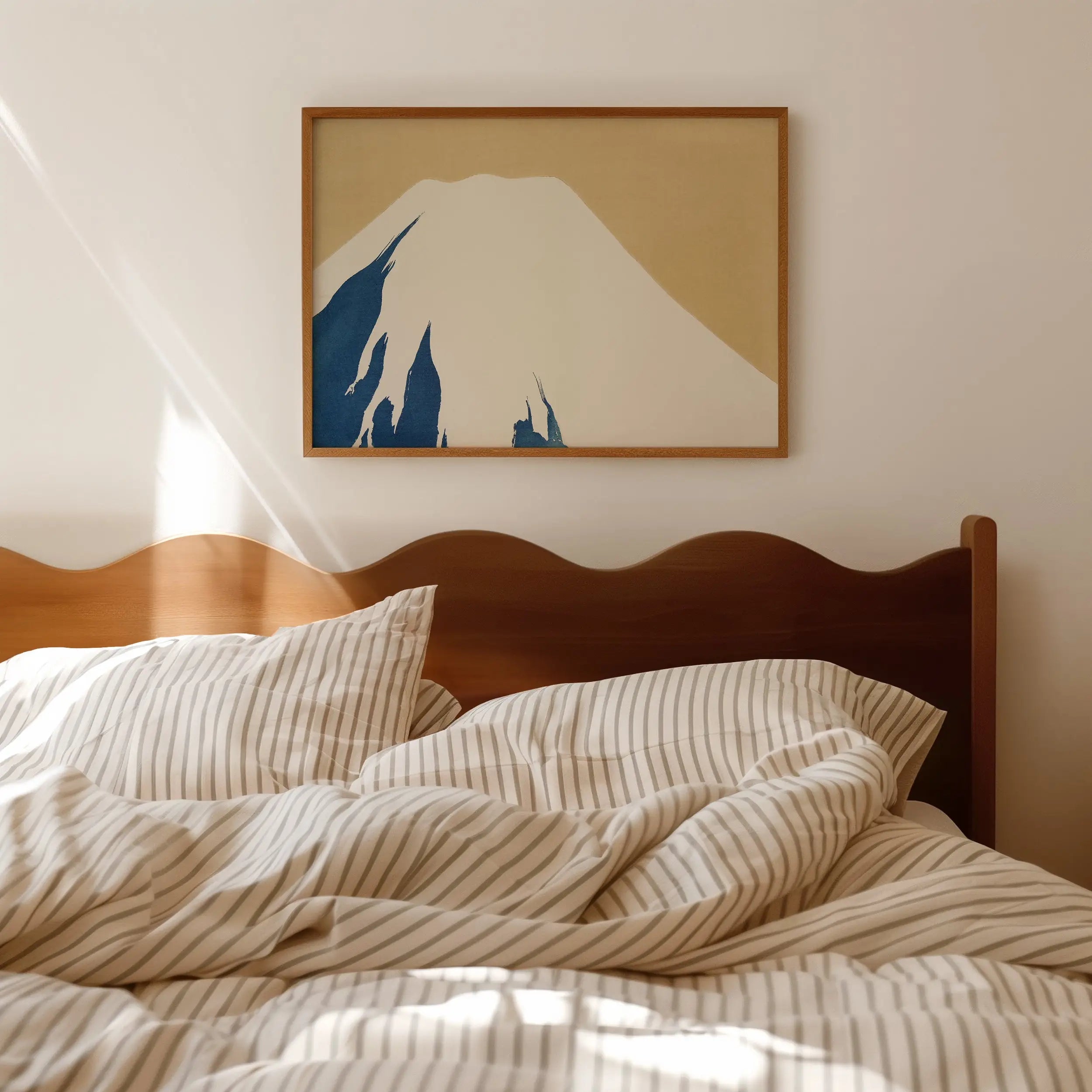 Gestreepte beddengoed op houten bed van Kamisaka Sekka Mount Fuji Poster