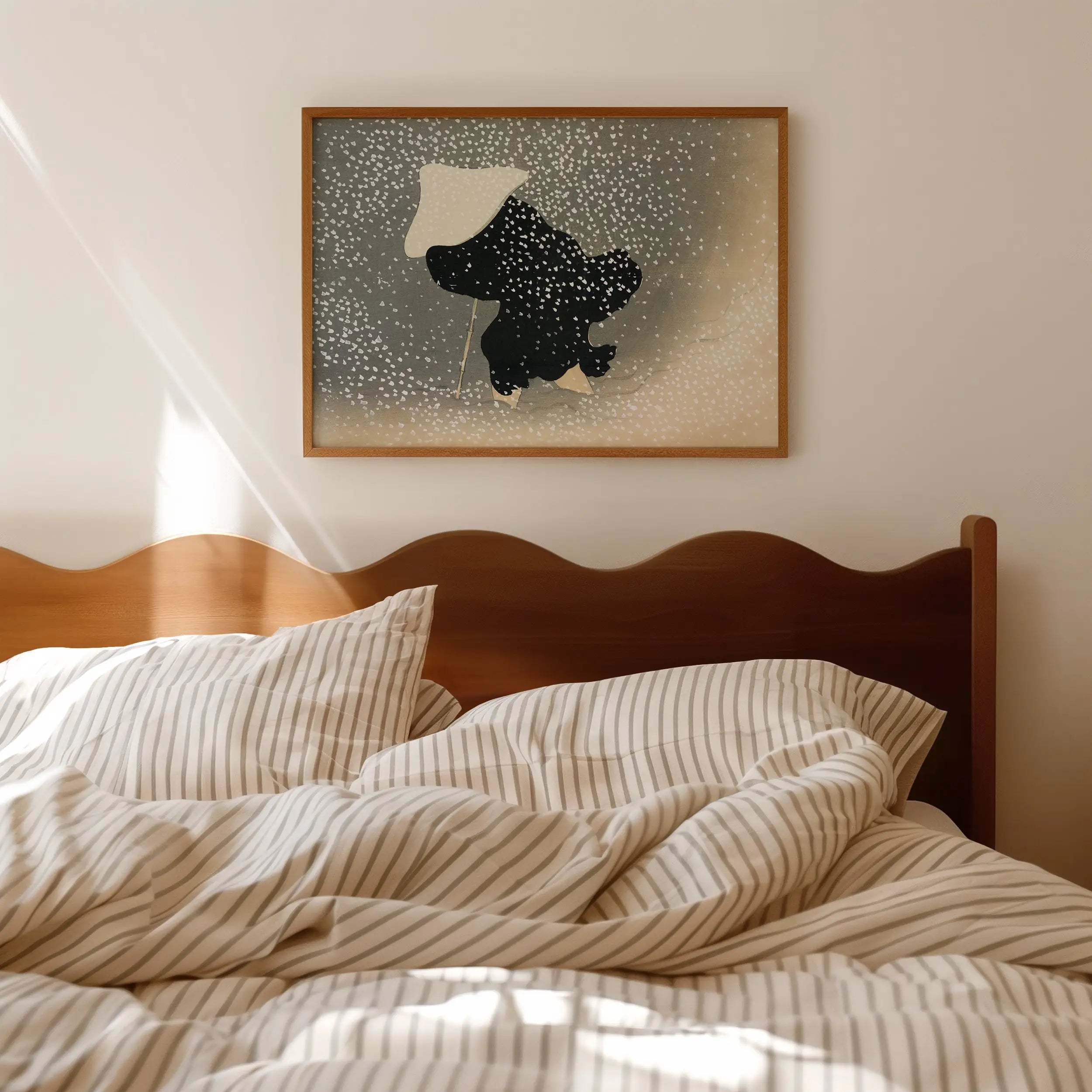 Gestreepte beddengoed op houten bedframe voor Kamisaka Sekka Sneeuwposter