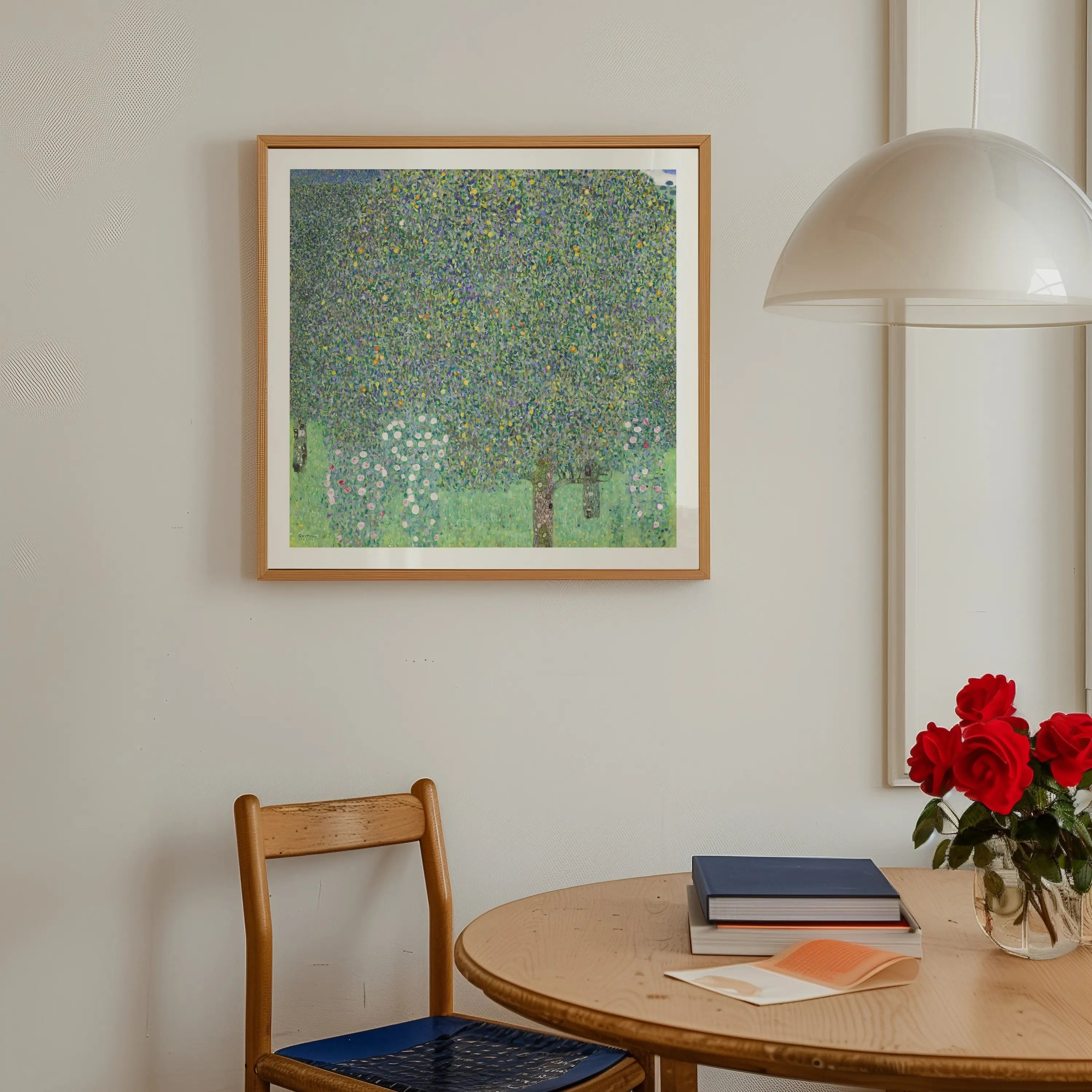 Gepersonaliseerd ingelijste schilderij van een boom voor Klimts Rozenstruiken onder de Bomen