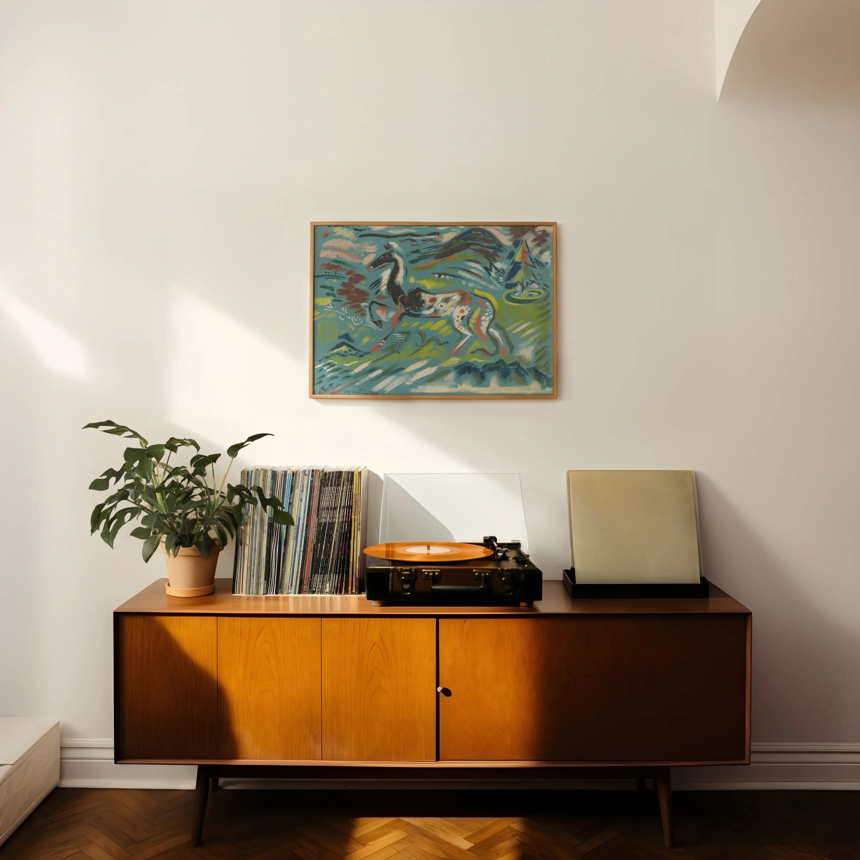 Houten kast met platenspeler bij Majestueus Paard Poster door Arnold Peter WeiszKubínčan