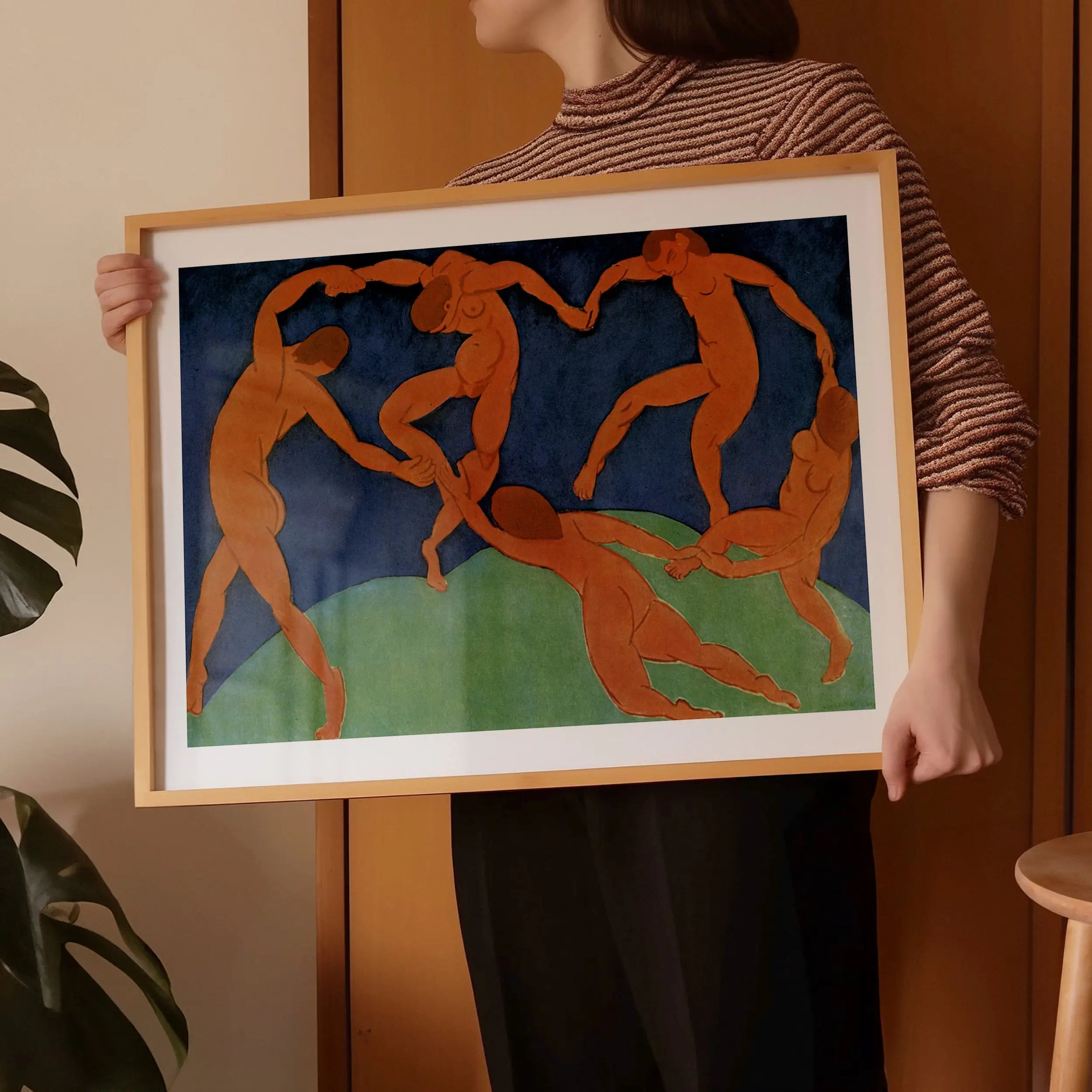 Gekaderde reproductie van Matisse dansposter kunstwerk aan de muur