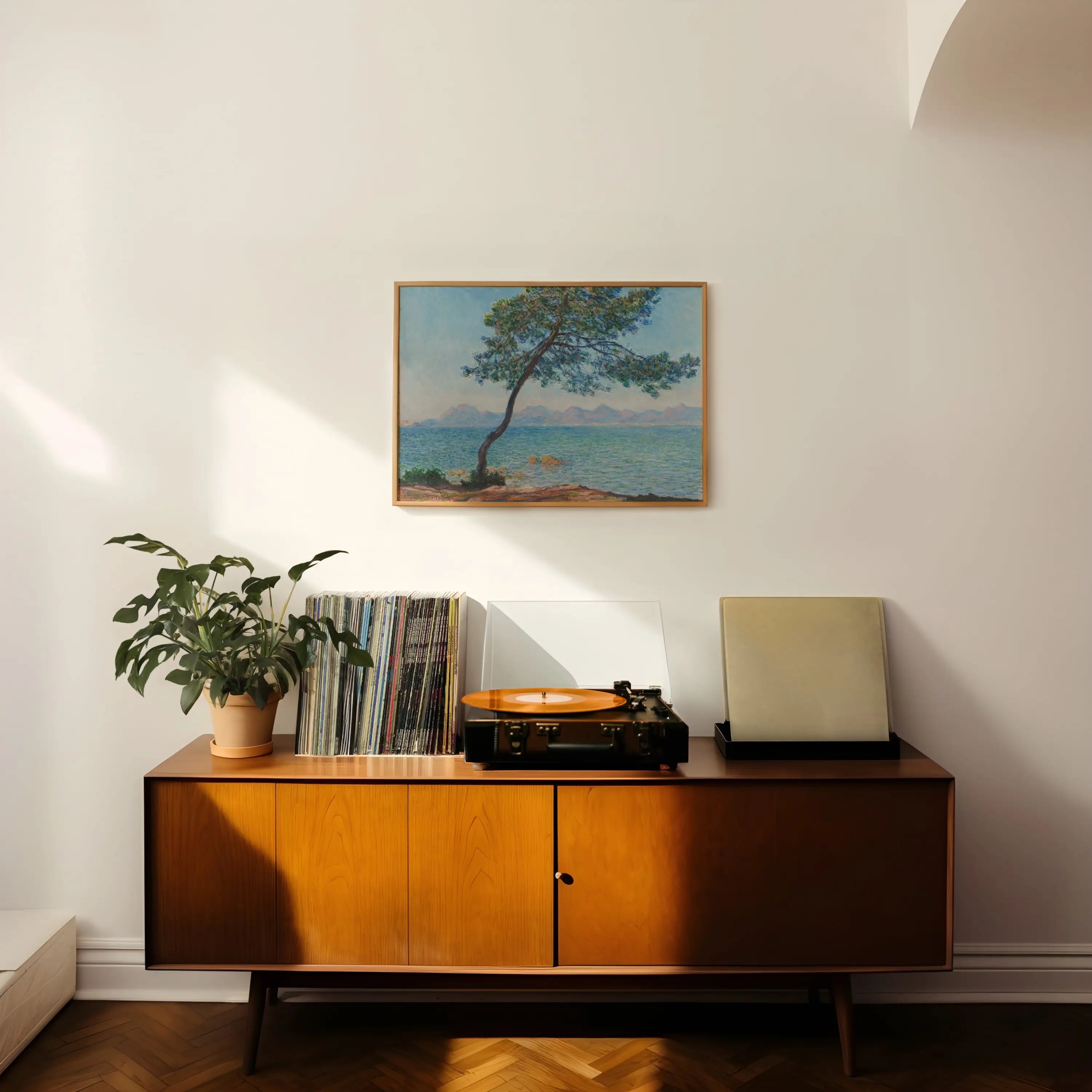 Mid-century moderne kast met platenspeler en lp’s naast Monet Antibes Poster