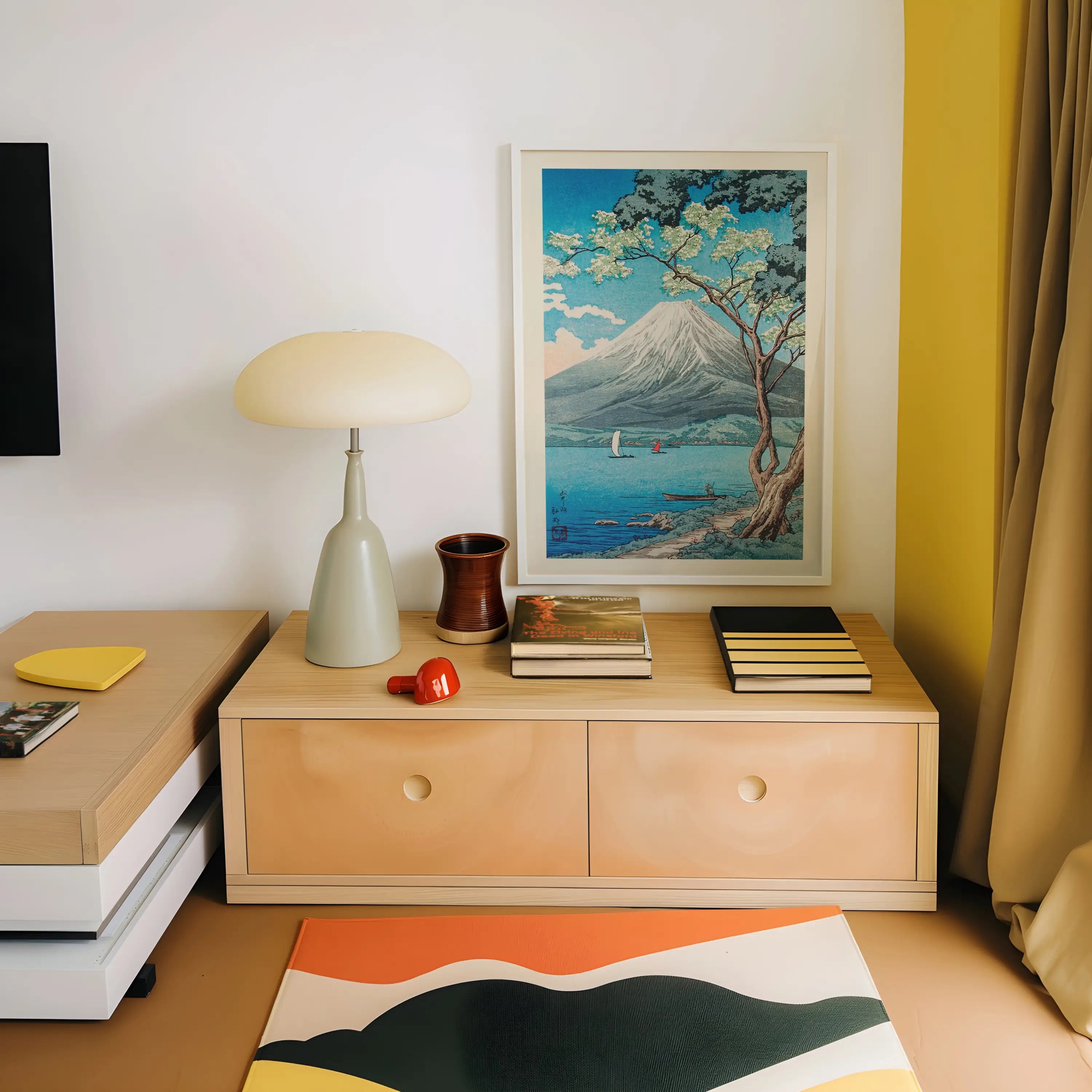 Houten dressoir met laden op de Mount Fuji vanaf Lake Yamanaka poster