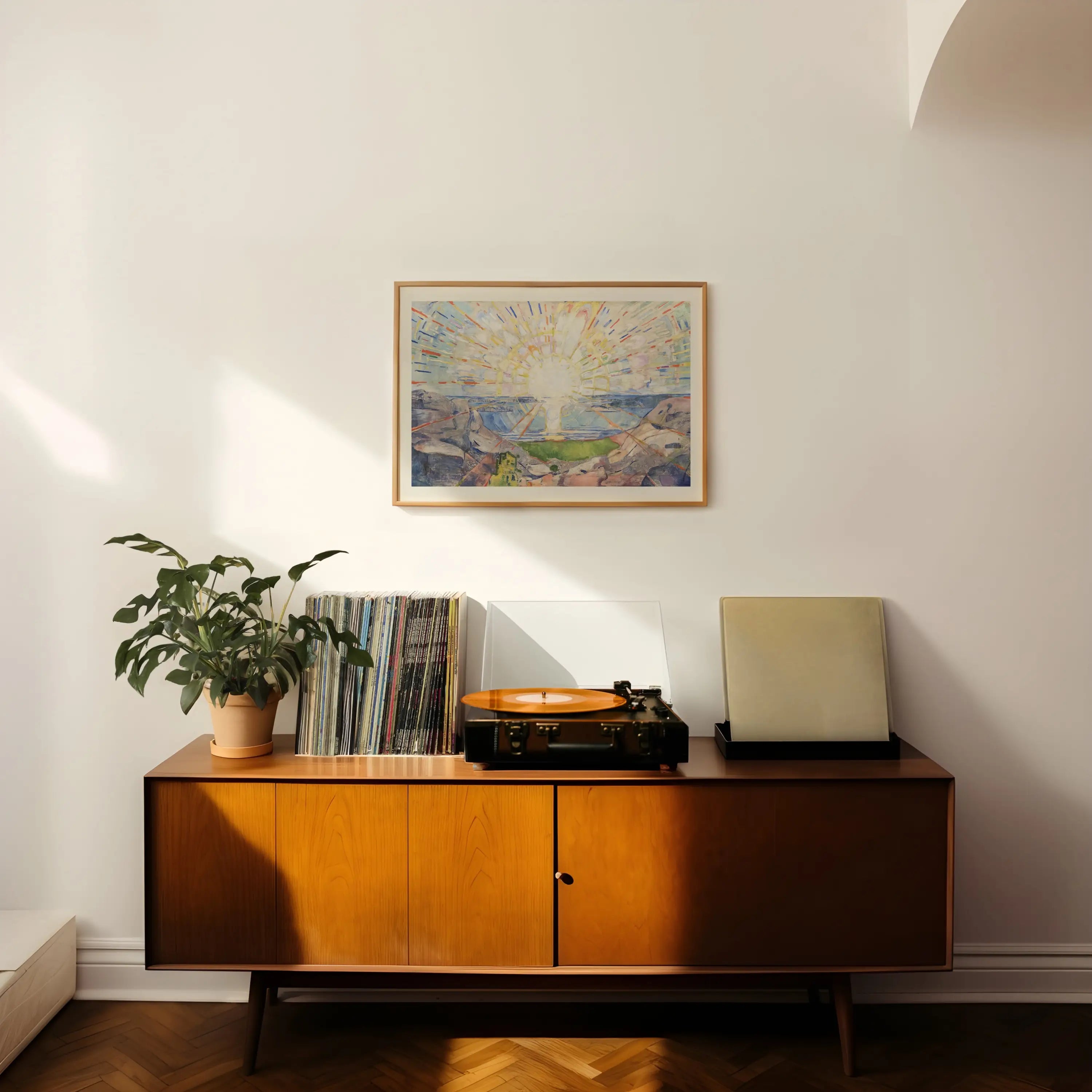 Houten kast met platenspeler bij Munchs Solenintro Poster product