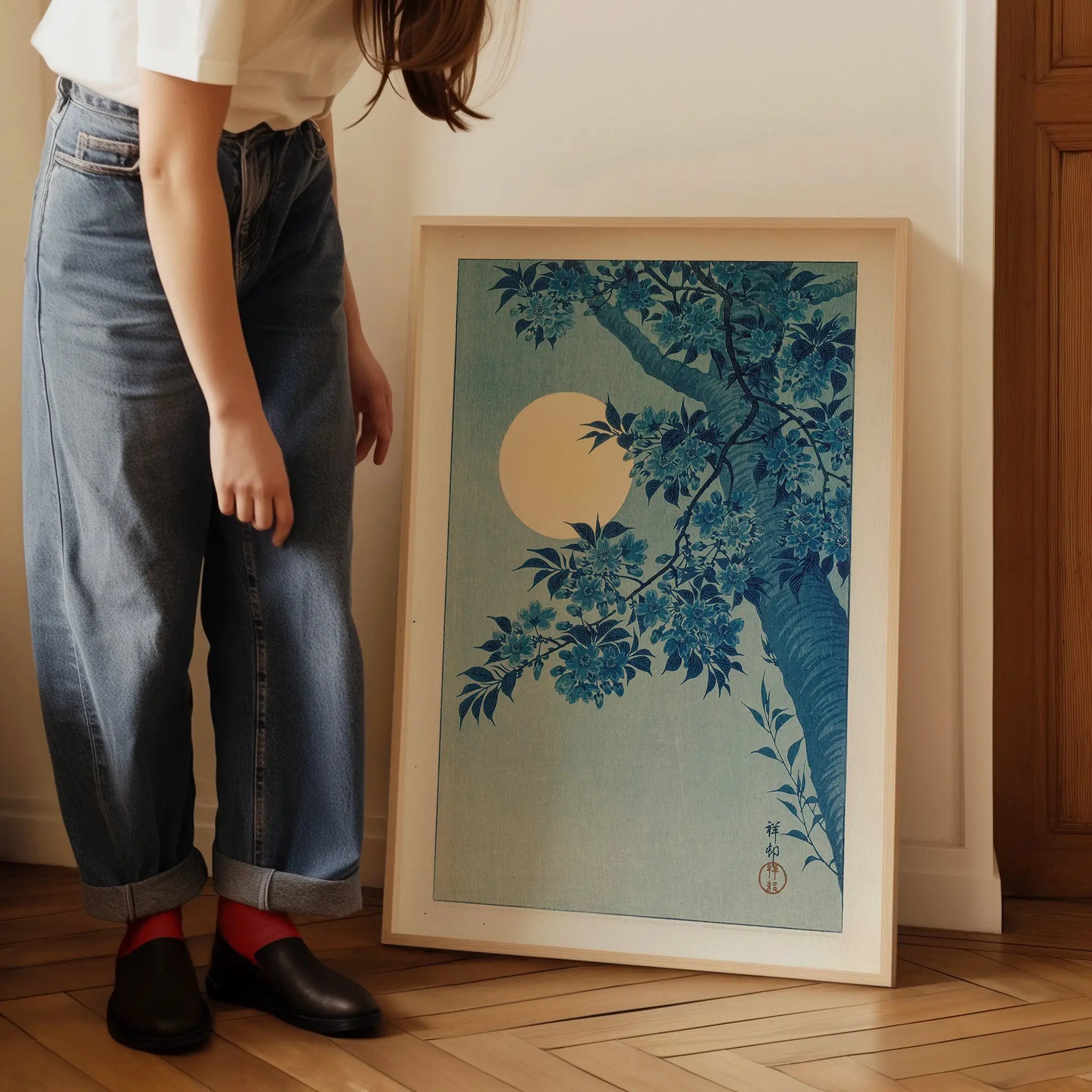 Gelijnd blauw-tonen maanverlichte boomprint van Ohara Koson voor muurdecoratie