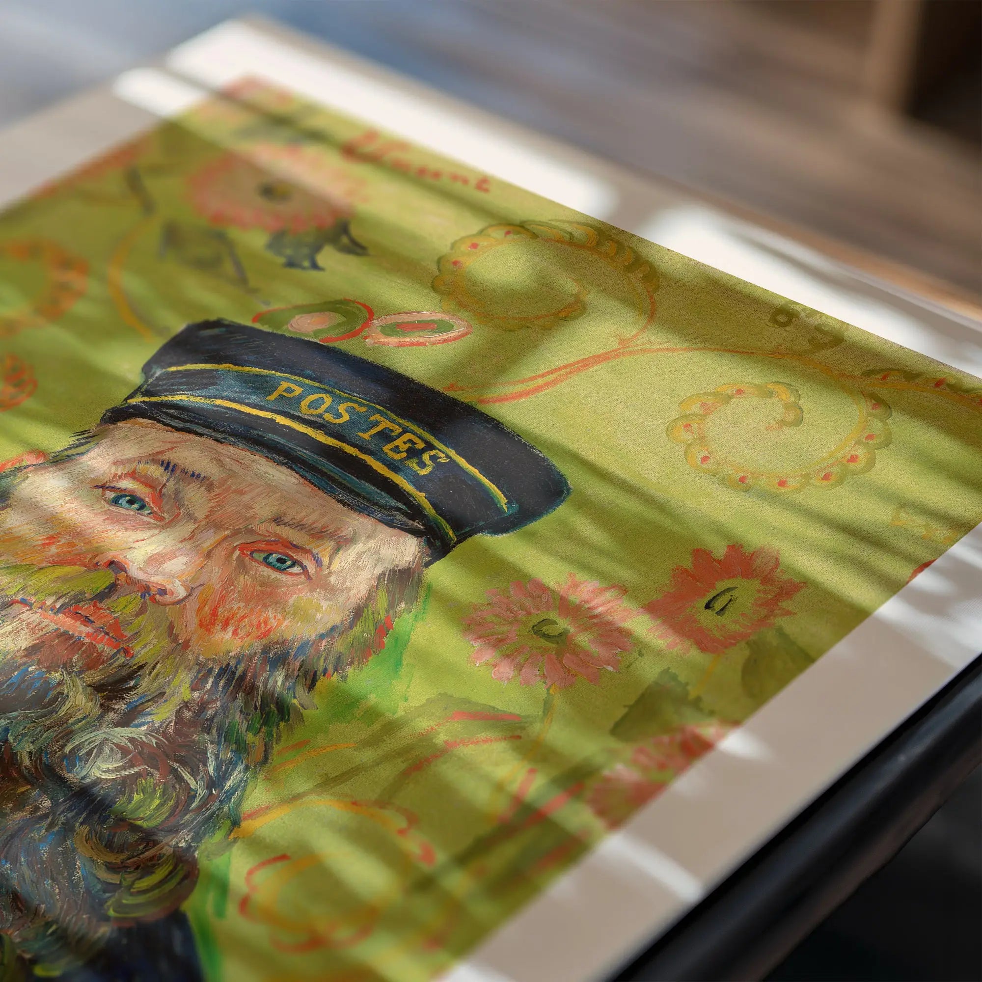 Kleurrijke Van Gogh portret sjaal getoond op Van Gogh Postbode Poster