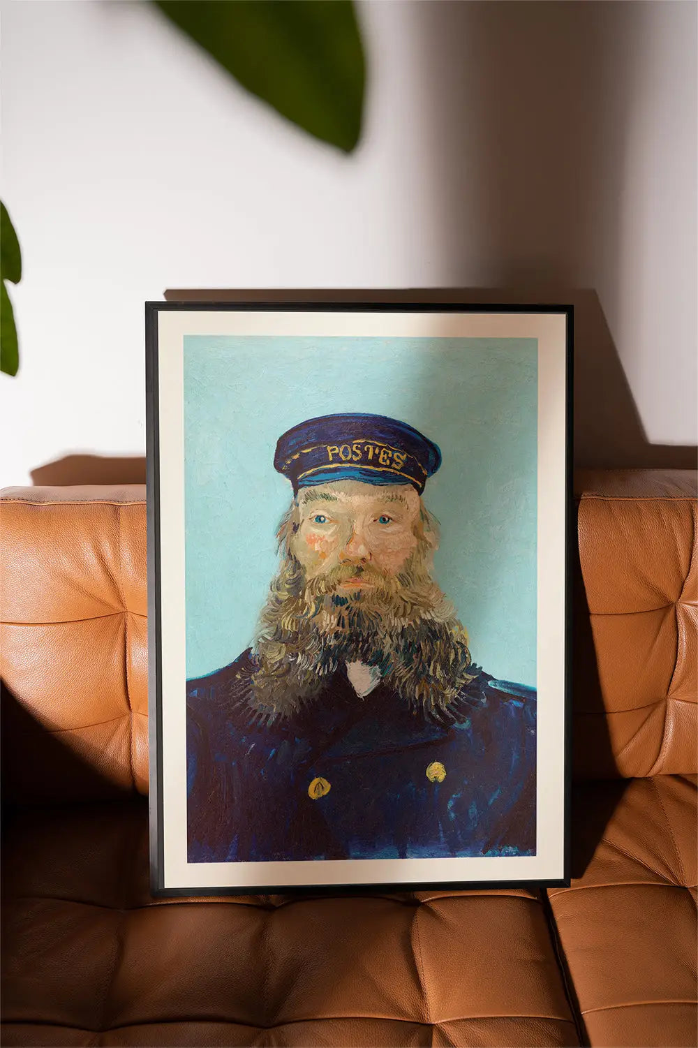 Geverfde poster van een postbode in een kader voor Van Goghs Postbode Roulin Poster
