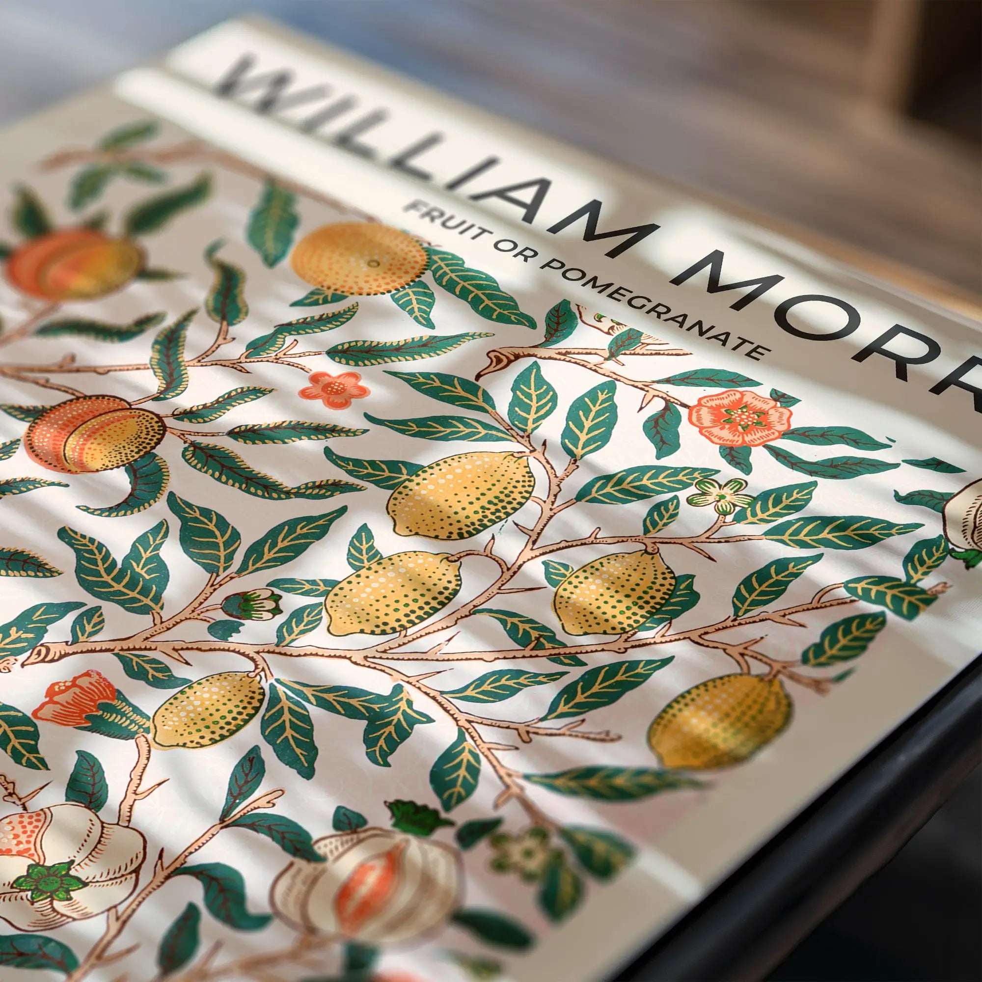 William Morris fruit patroon poster met een boek over granaatappels en bloemen